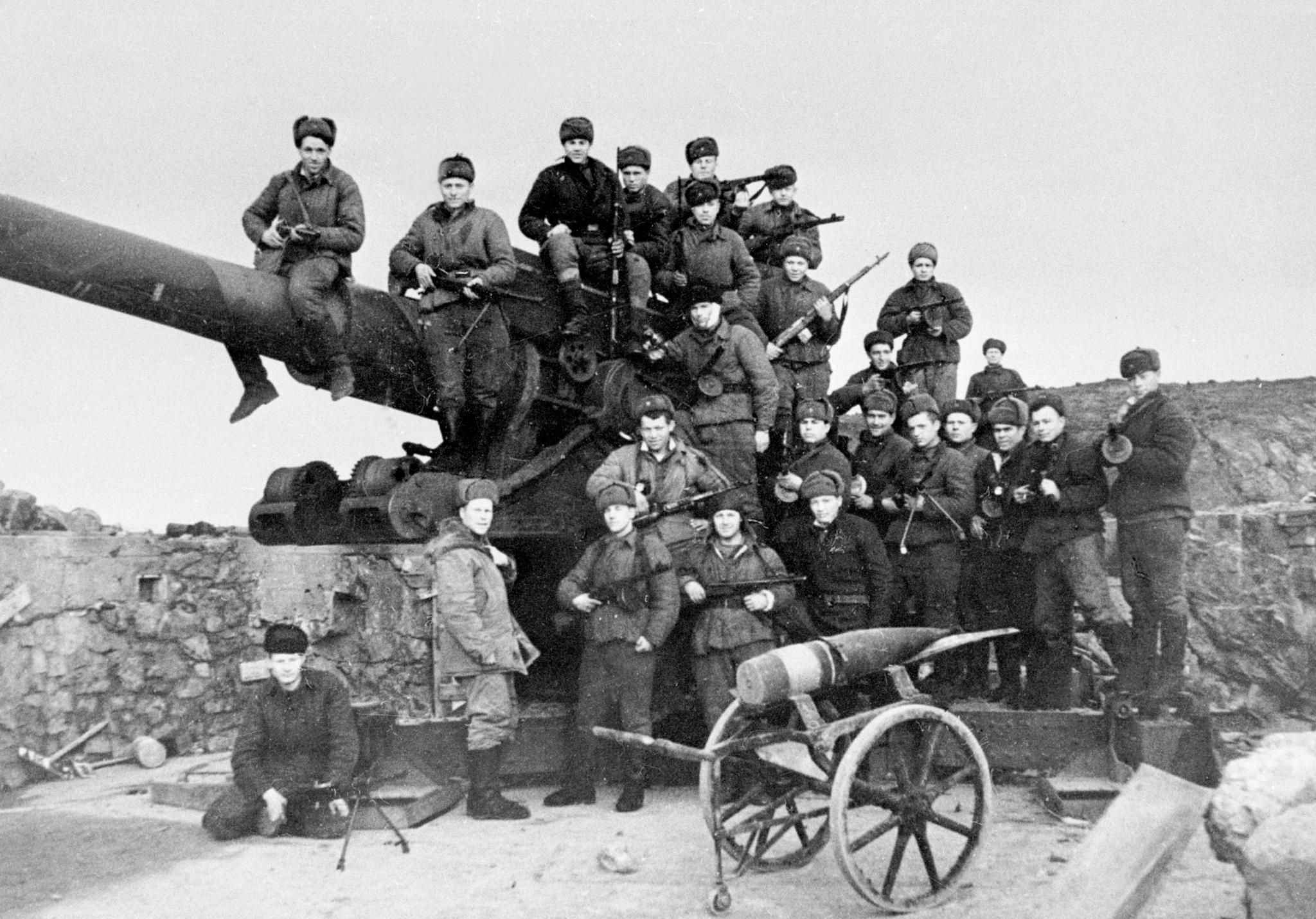 Sovjet-russiske soldater fra Den røde arme poserer på et kystbatteri forlatt av tyskerne da de trakk seg tilbake, oktober 1944.