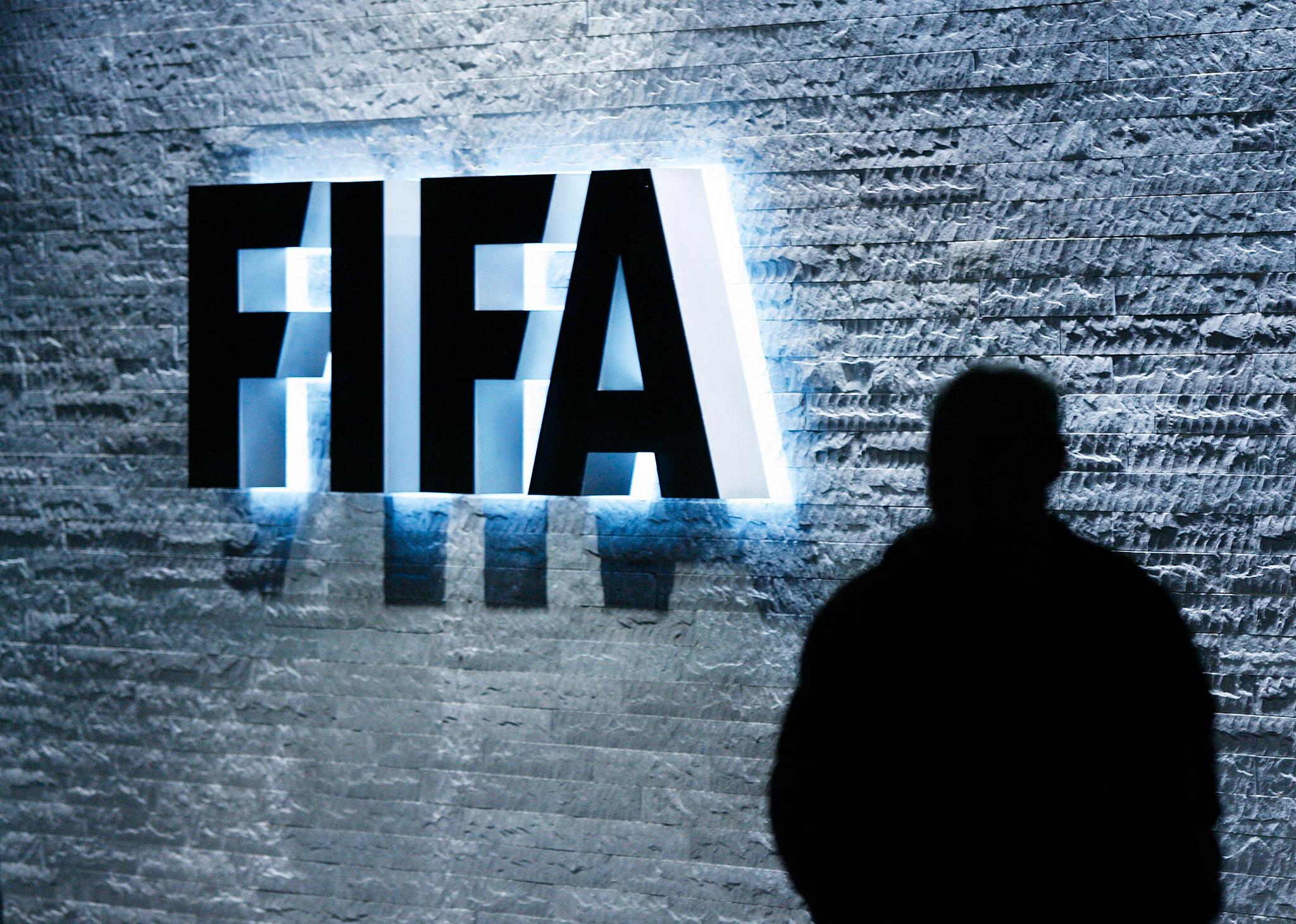 Arrestasjonen av FIFA-topper og razziaen mot FIFAs hovedkvarter onsdag morgen kaster lange skygger over kongressen som starter torsdag. Det er på denne kongressen at Sepp Blatter ønsker seg gjenvalg. 