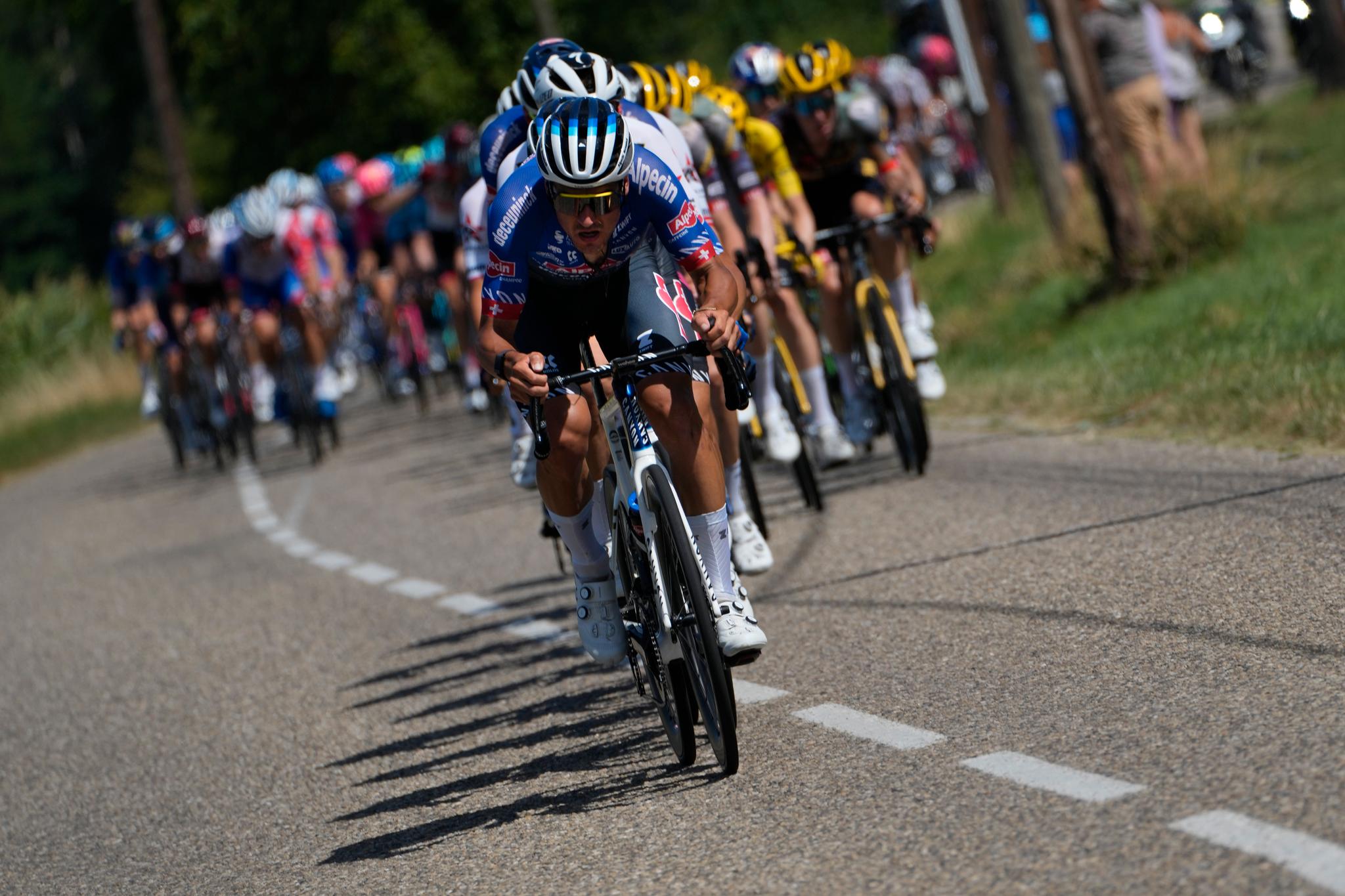 Tour de France takes action to stem heatwave