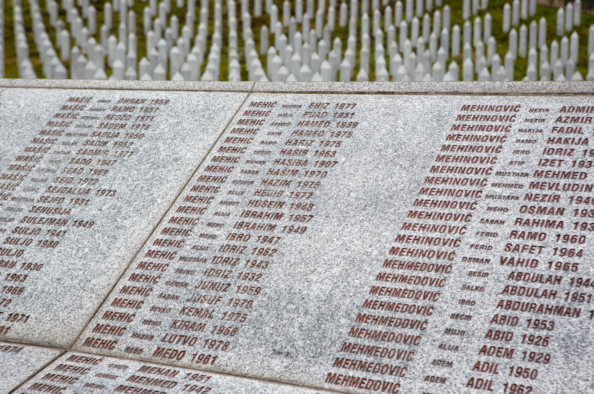 Navnene på ofrene etter Srebrenica-massakren er meislet inn i et monument ved et minnesmerke nær Srebrenica. 