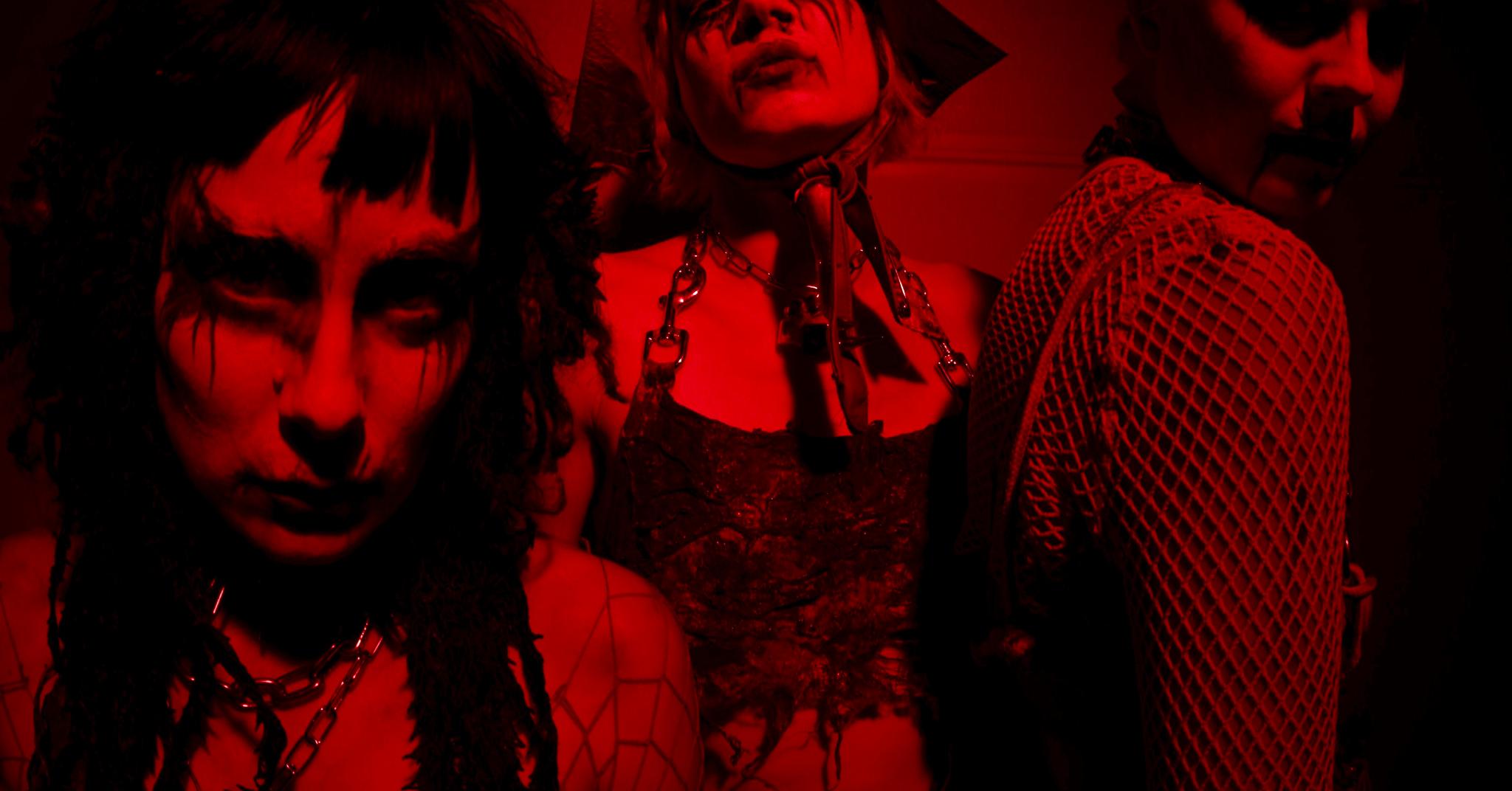 Witch Club Satan debuterer 8. mars. Victoria Røising, Johanna Holt Kleive og Nikoline Spjelkavik har gått fra kunstperformance til black metal-album. 