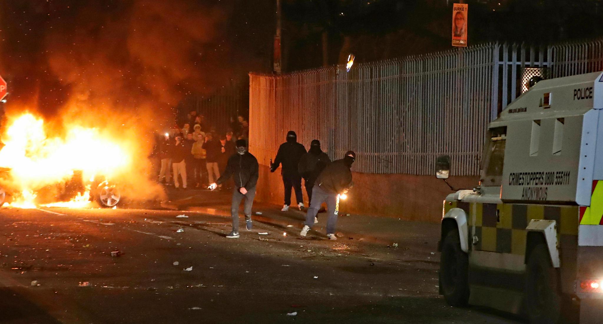 Maskerte menn angrep politiet torsdag kveld i bydelen Creggan i Derry. Politiet kaller hendelsen et terrorangrep utført av «voldelige utbrytergrupper blant republikanere». 