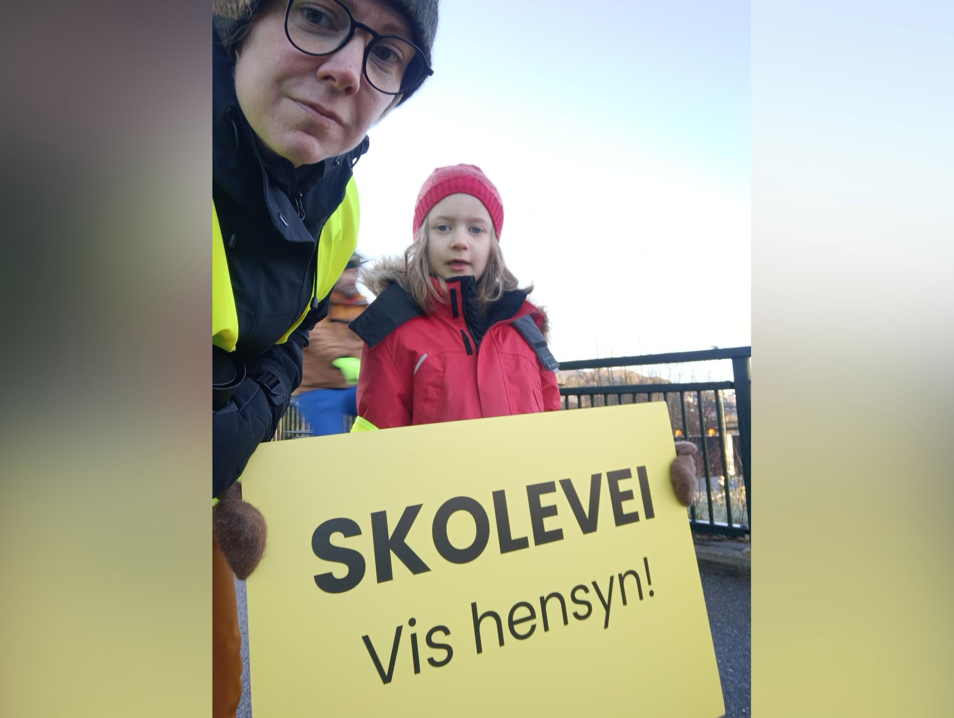 Sist uke demonstrerte Kristin Marie Øfjord Vinje og datteren Sara Lovise for tryggere skolevei. – Vi fikk ropt en kommentar etter oss av «mann på rask sykkel», skriver Vinje.