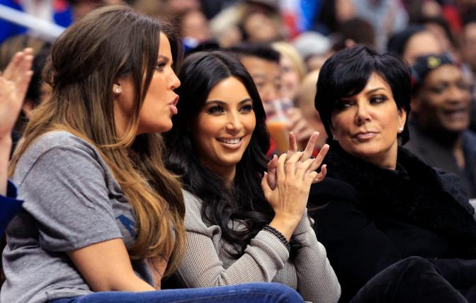 Khloe Kardashian med søster Kim Kardashian og mor Kris Jenner. Foto: Scanpix. Khloe Kardashian med søster Kim Kardashian og mor Kris Jenner. Foto: Scanpix.