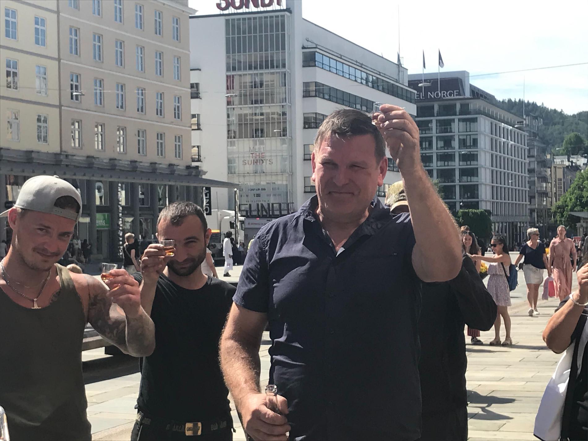 Tor Benjaminsen utbringer en skål for Bård Breivik. 