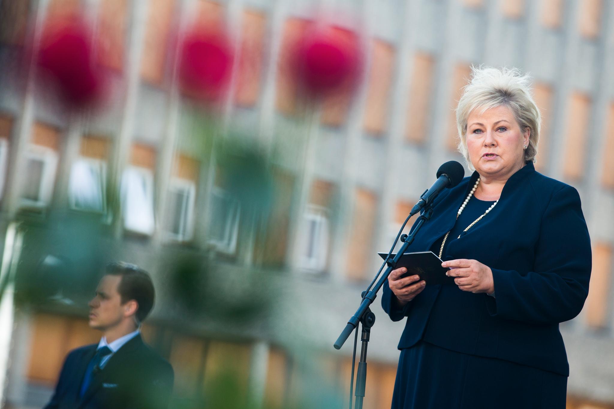 Hetsen og truslene som mange av AUF-erne har vært utsatt for etter terrorangrepene, er motbydelig, skriver statsminister Erna Solberg. Her fra minnemarkeringen i Regjeringskvartalet 22. juli 2019.