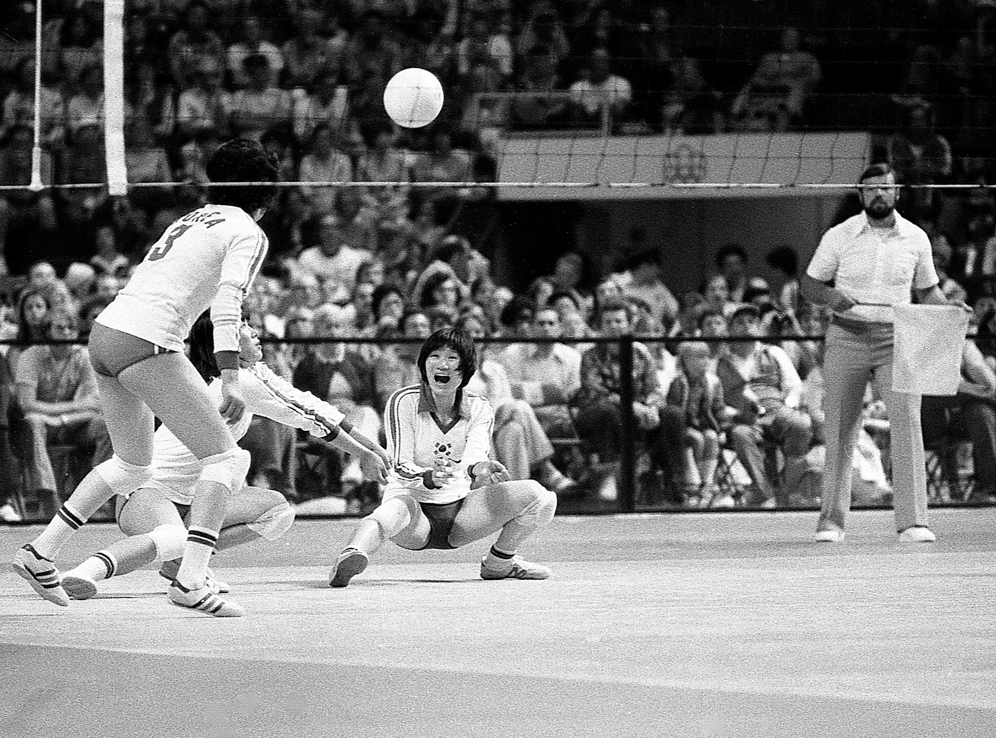 Korea i OL 1976. «Det var alltid krevende å få gode forsvarsbilder. I Montreal-OL 1976 traff jeg ganske godt med dette bildet av Koreas kvinnelag.»
