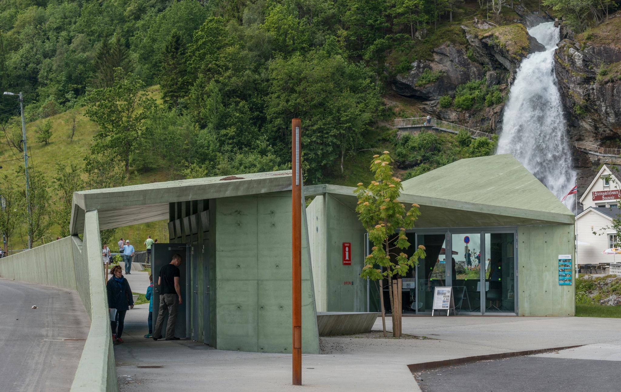 Steinsdalsfossen rasteplass i Hardanger. Her kan du gå bak selve fossefallet uten å bli våt. Arkitekt: Jarmund/Vigsnæs AS. Landskapsarkitekt: Grindaker AS.