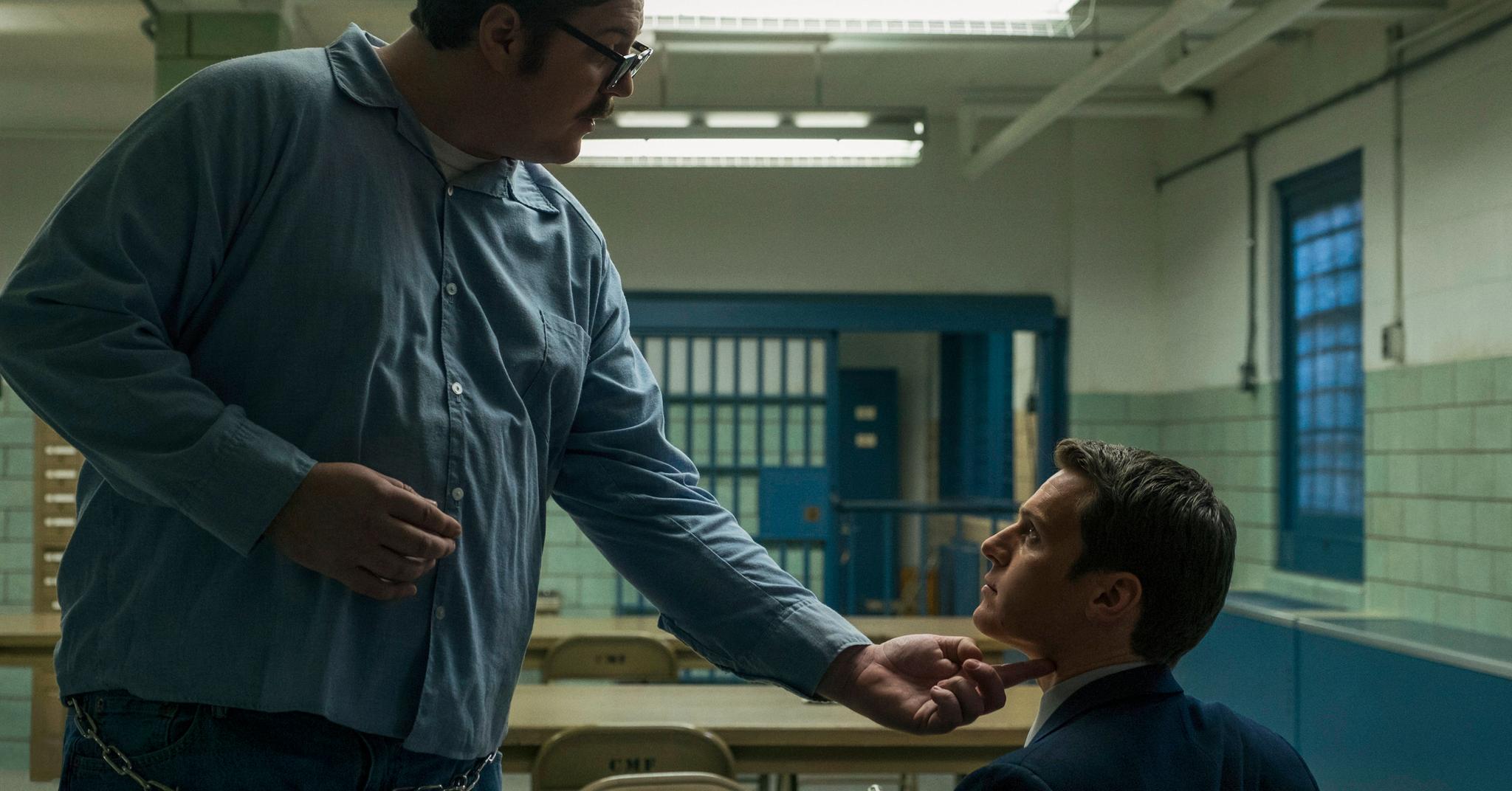 Cameron Britton som seriemorder Ed Kemper og Jonathan Groff som FBI-agent Holden Ford i Netflix-serien Mindhunter.