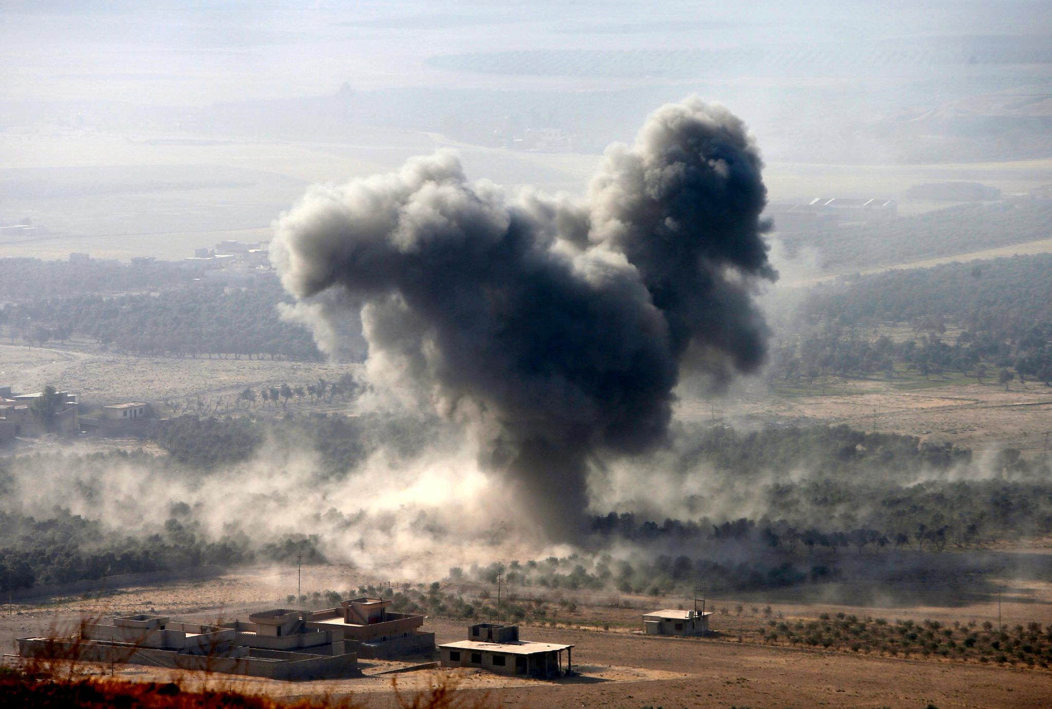 Kampene er i full gang i byen Naweran i nærheten av Mosul. Foto: Azad Lashkari / Reuters / NTB scanpix