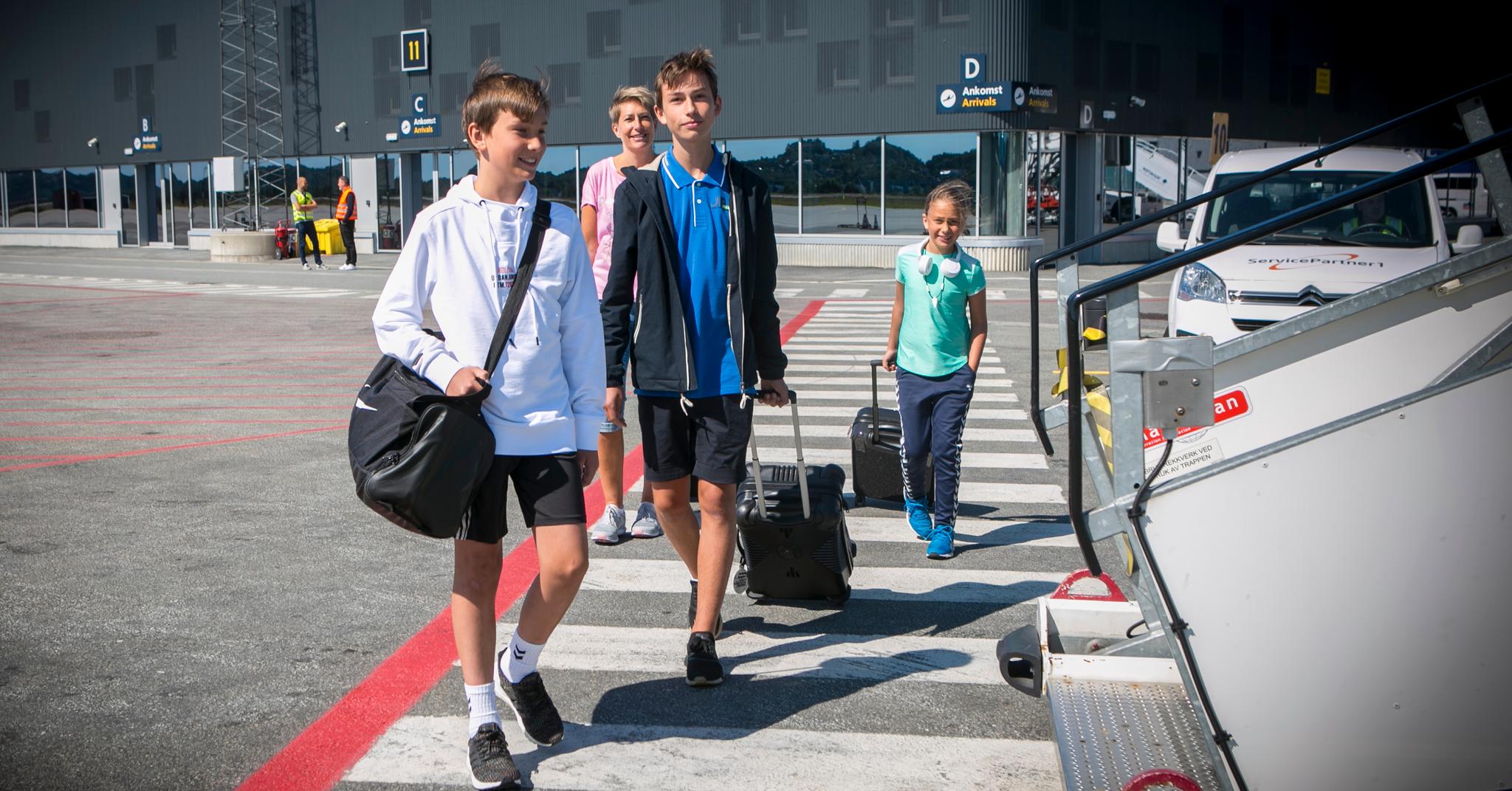 Familien fra Stord er klar for ombordstigning på formiddagsruten fra Kjevik til Amsterdam. Forsinkelsen på 20 minutter var ikke nok til at transportrettighetene slo inn. Fra venstre: Kristian Vestbøstad (13), Aina Haaland, Andreas Vestbøstad (15) og Emma Vestbøstad (8).