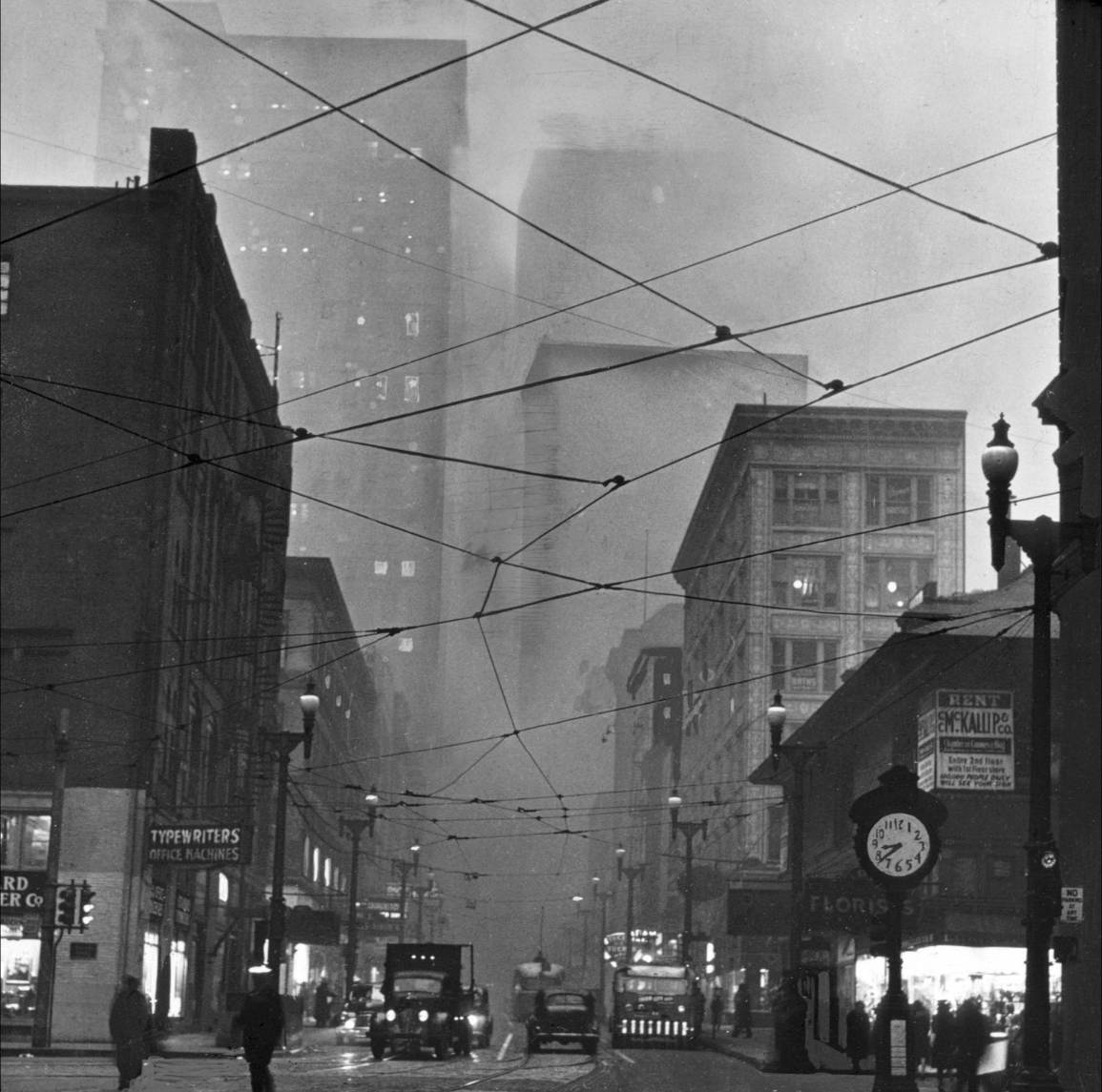 Slik så det ut i Pittsburgh sentrum på 40-tallet. Smoggen lå så tykk at gatelyktene sto på midt på dagen. 
