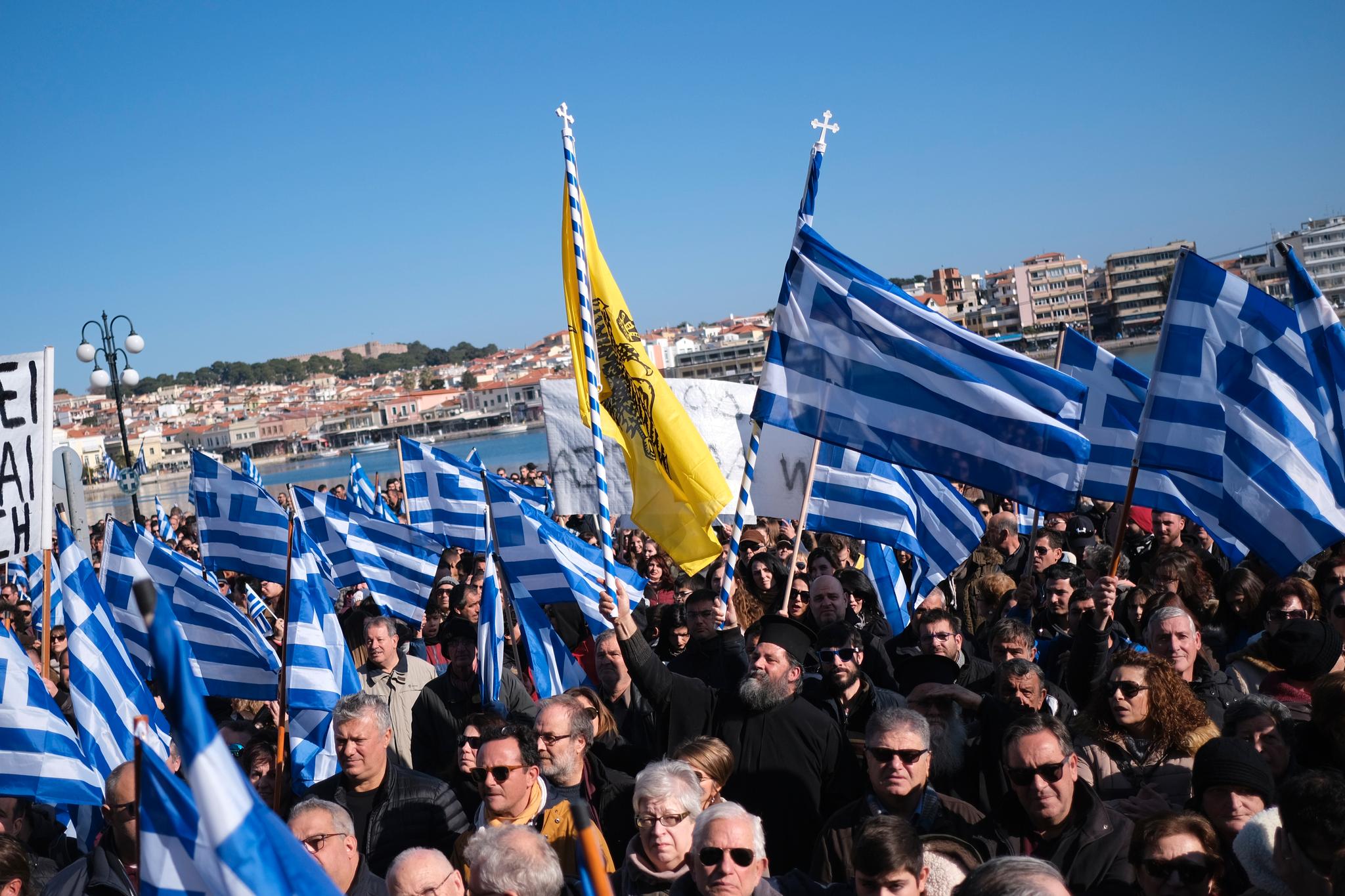 Demonstranter viser sin motstand mot utbygging av større migrantleirer på den greske øya Lesvos onsdag. 