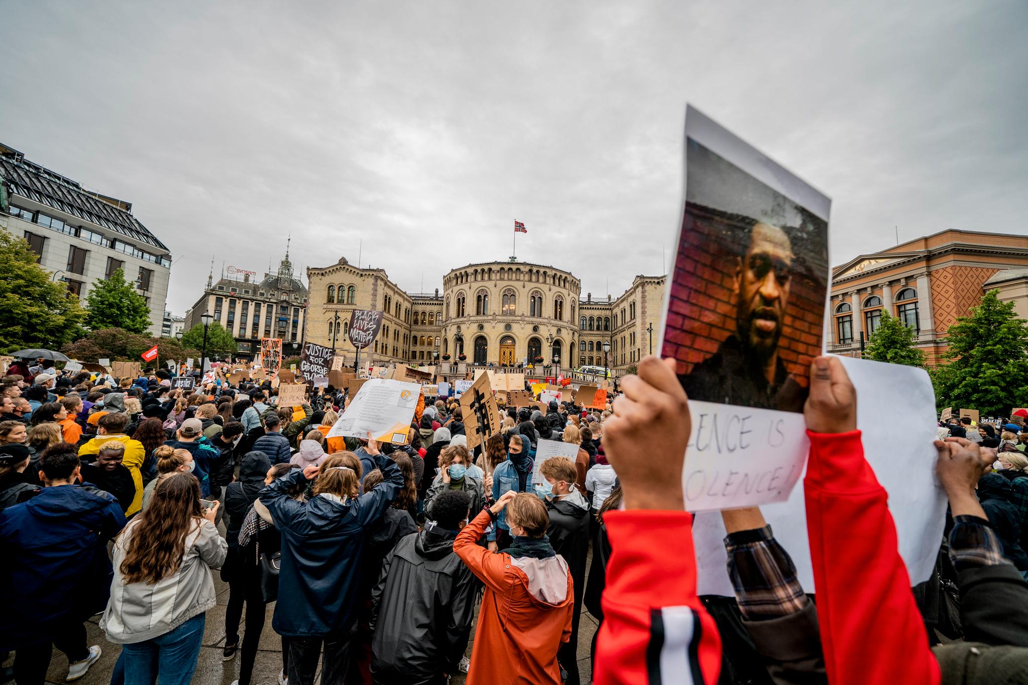 Demonstrasjonen «We can't breathe - rettferdighet for George Floyd» samlet svært mange mennesker i Oslo sentrum fredag.