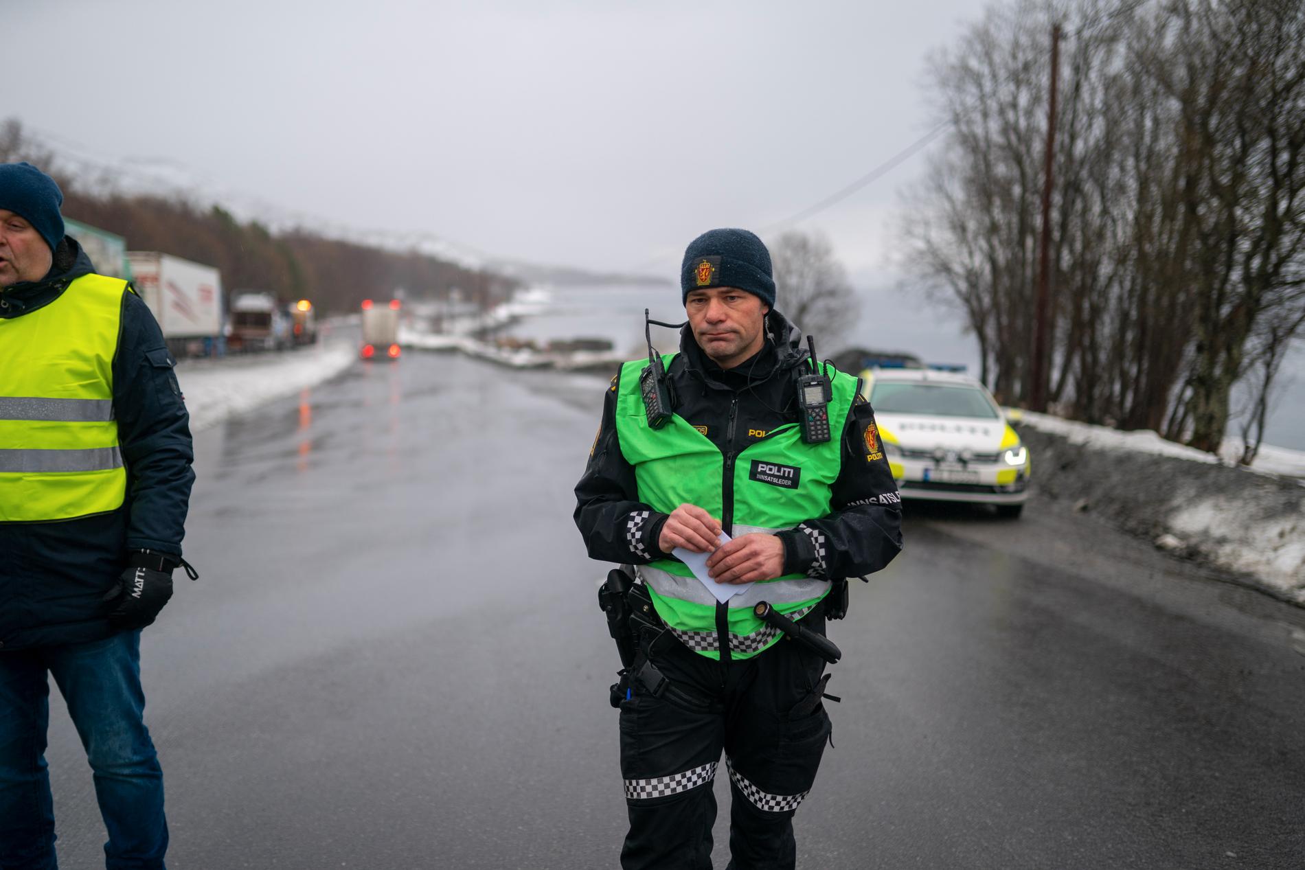 Politiets innsatsleder Mathias Djupvik like ved området der et skred gikk over riksvei 80 i Fauske. 