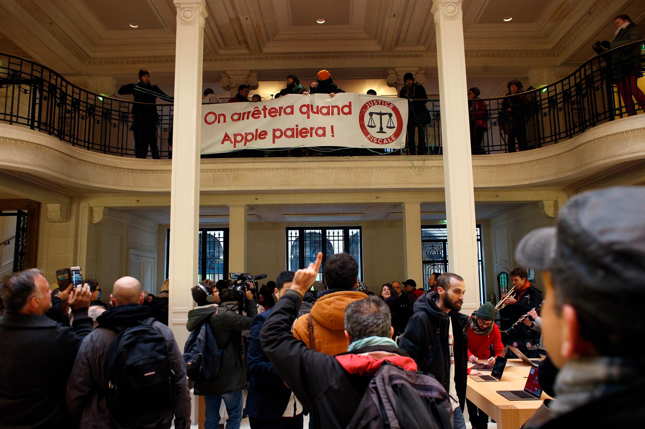 «Vi stopper når Apple betaler», lyder banneret fra Attac, organisasjonen som protesterte mot Apples anke av skattekravet fra EU.