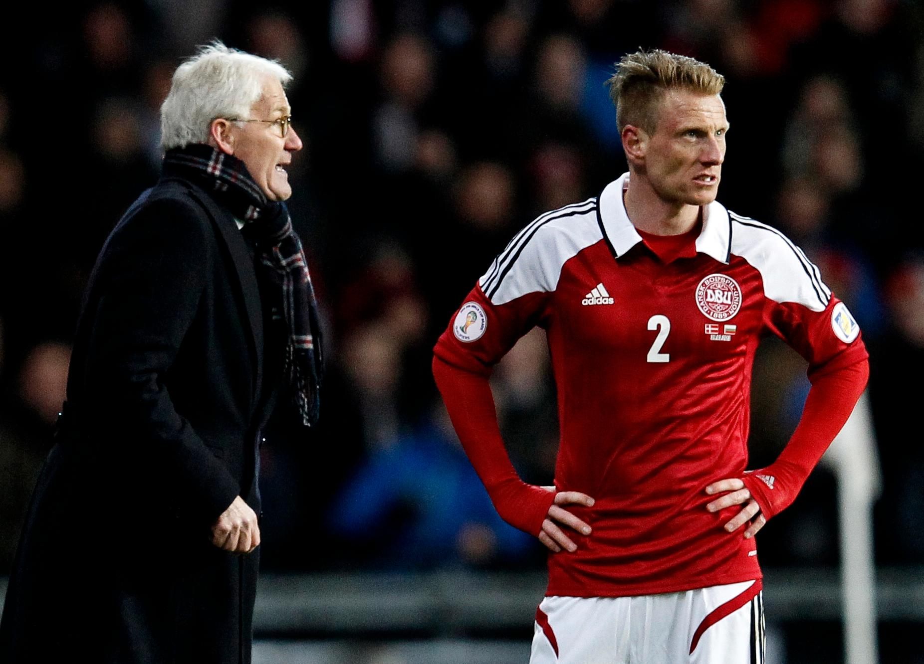 KAN FÅ SPARKEN: Morten Olsen er ferdig som landslagssjef for Danmark om laget ikke vinner sine neste kvalikkamper. Her sammen med Niki Zimling under en landskamp. 