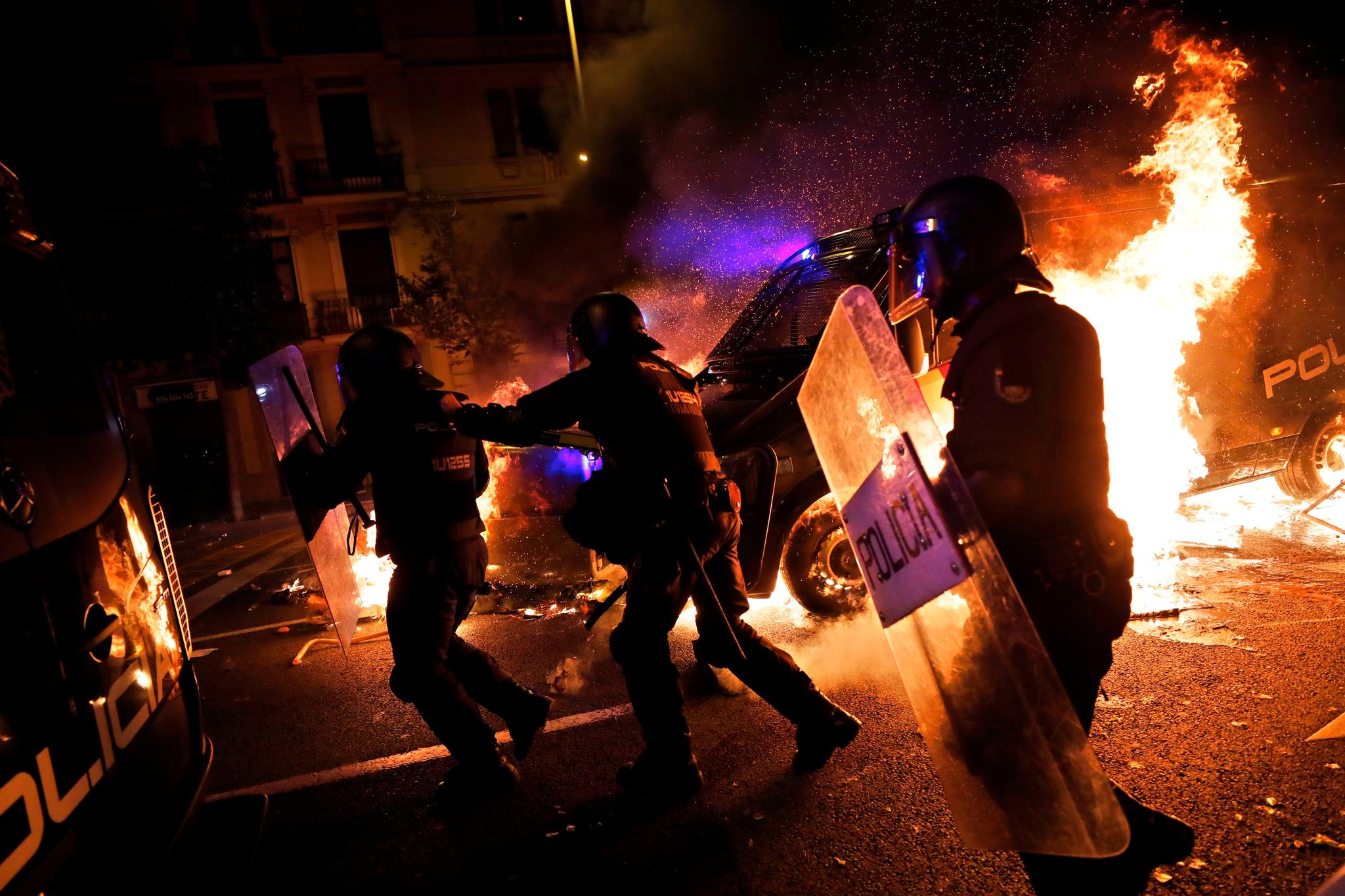 Torsdag kveld og natt til fredag var det gatekamper mellom demonstranter og politi i Barcelonas gater. 