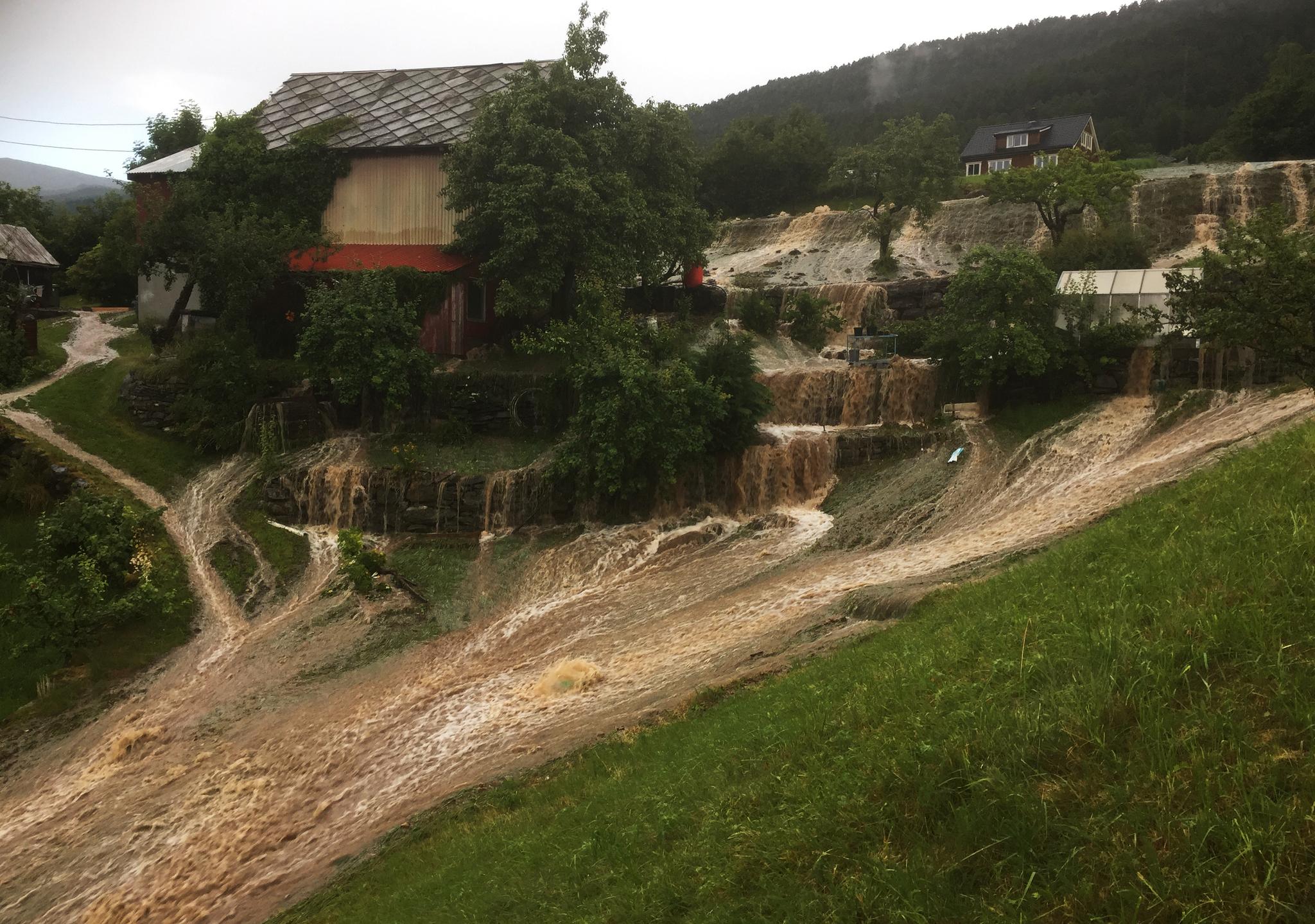 Store nedbørsmengder fører til flom i Reed i Gloppen kommune i Sogn og Fjordane og flere andre i Sør-Norge. Foto: Runar Sandnes / NTB scanpix