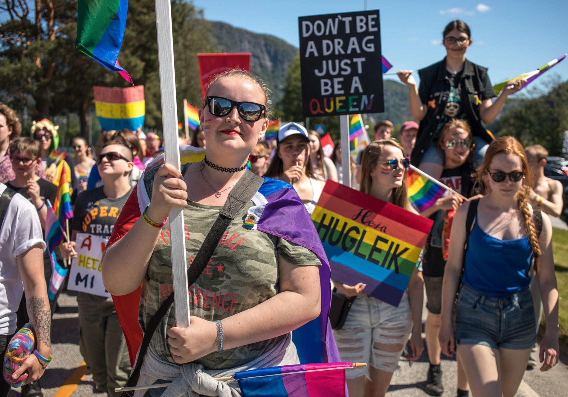 HISTORISK: Eit tusental menneske møtte opp i den første Pride-paraden som er arrangert i Sogn og Fjordane nokon gong.
