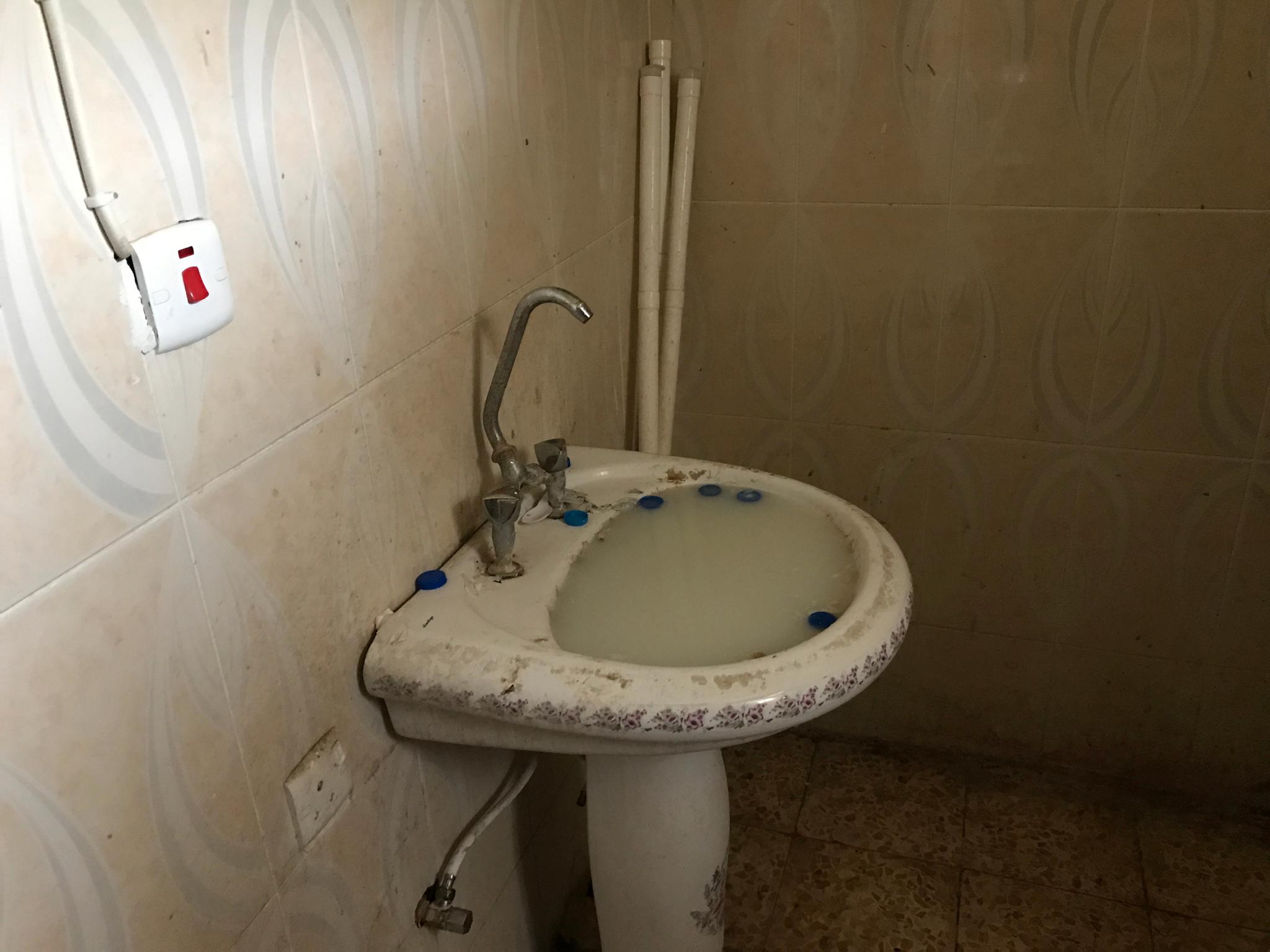 Skittent vann blokkerer begge vaskene som over 250 fanger bruker ved fengselet i Hammam al-Alil.