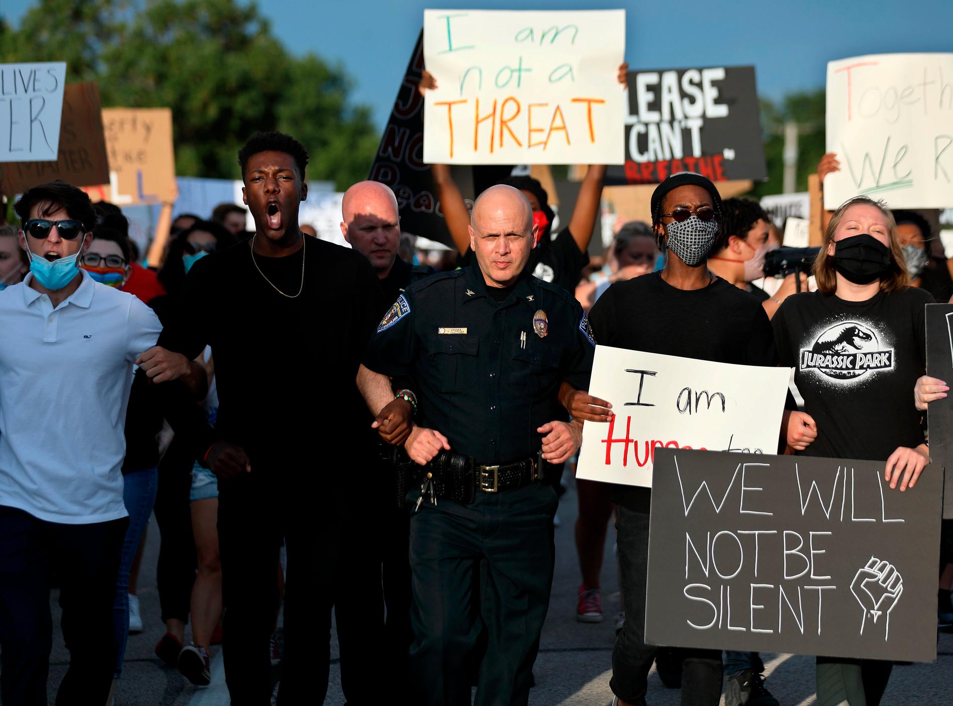 Også flere amerikanske politi viser sin støtte. Her politisjef Tim Clothier i front på en demonstrasjon for George Floyd i O’Fallon mandag 1. juni. 