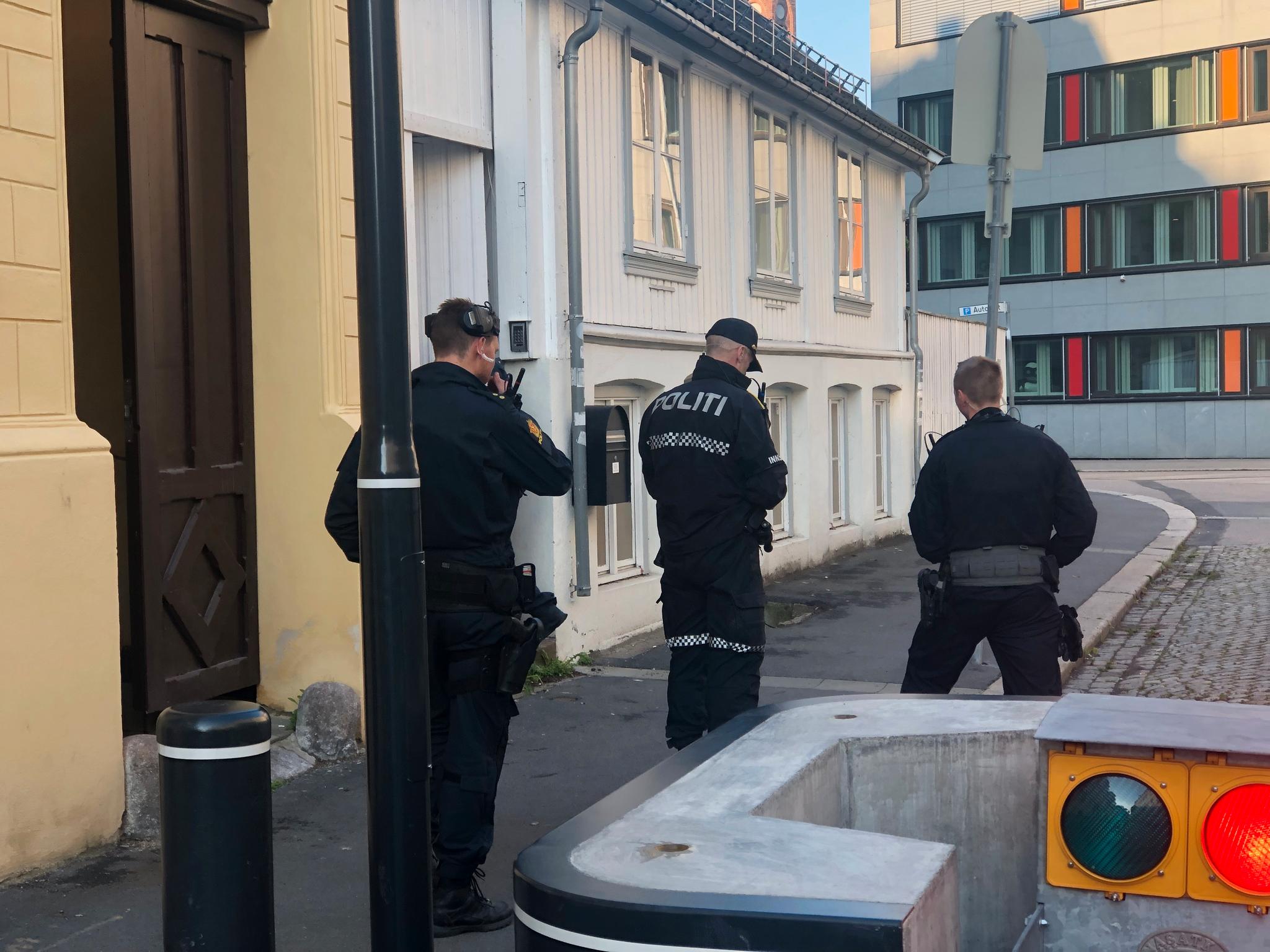 Politiet søker i Fredensborgveien etter knivstikkingen tirsdag morgen.