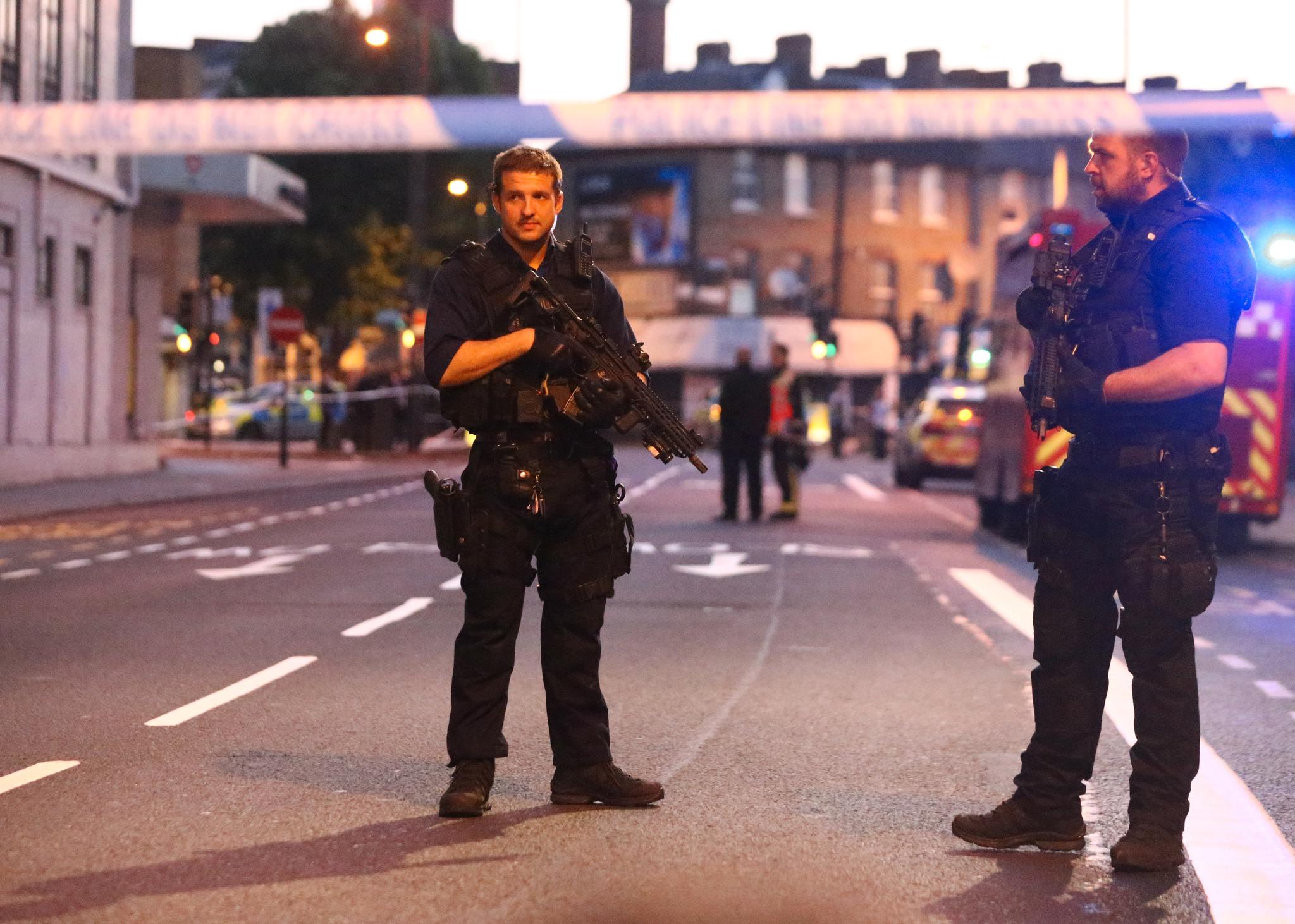 Politiet rykket ut med store styrker til Finsbury Park natt til mandag etter at en bil kjørte inn i en menneskemengde.