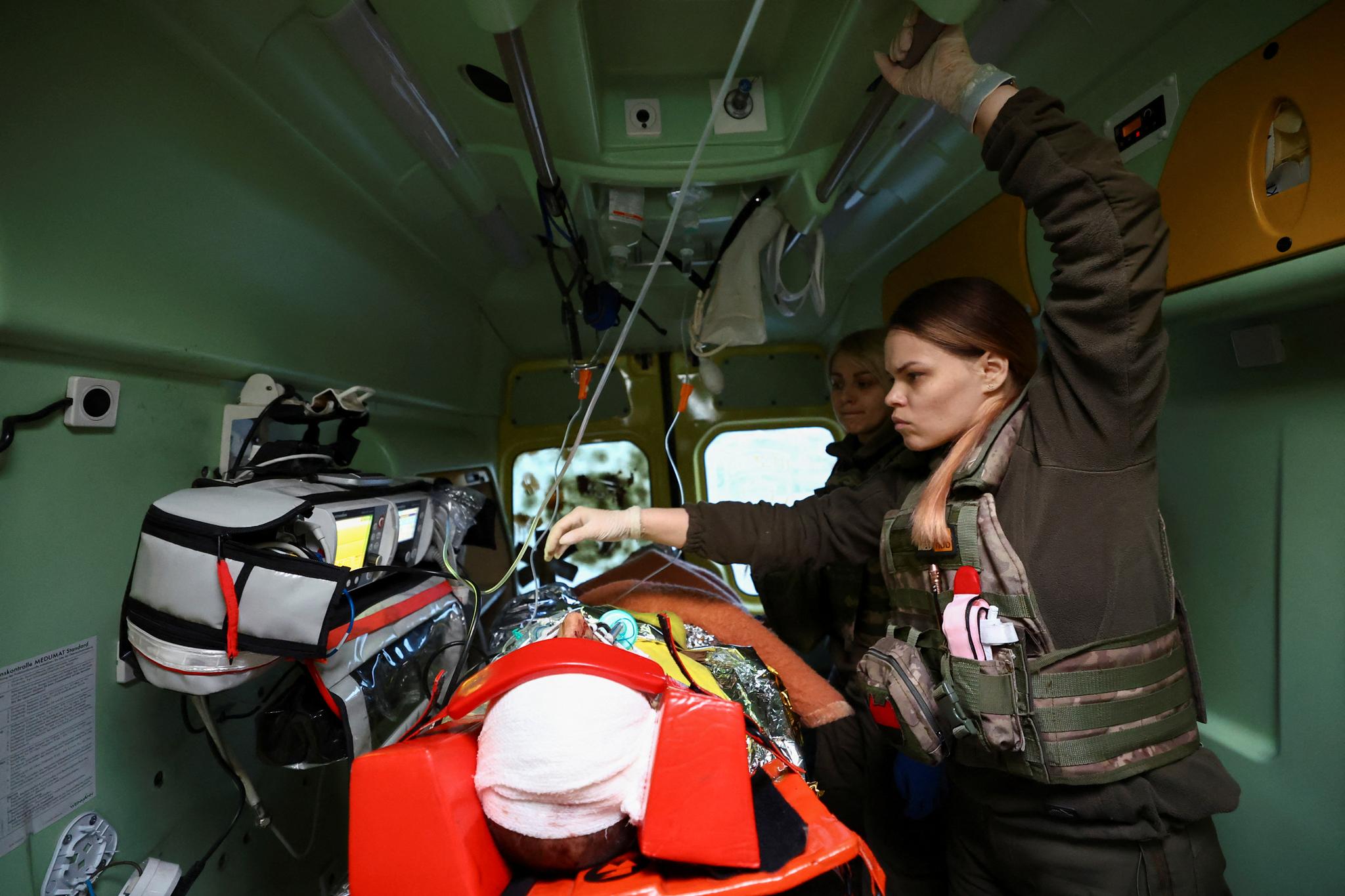 Paramedicen Marjana hjelper en såret ukrainsk soldat 3. mars. 