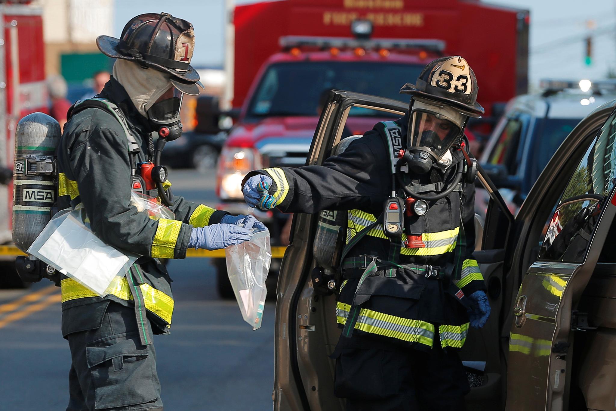 Brannvesenet bruker kjemisk beskyttelsesutstyr for å fjerne overdoseofre fra et åsted i Massachusetts, der de har ruset seg på fentanyl.