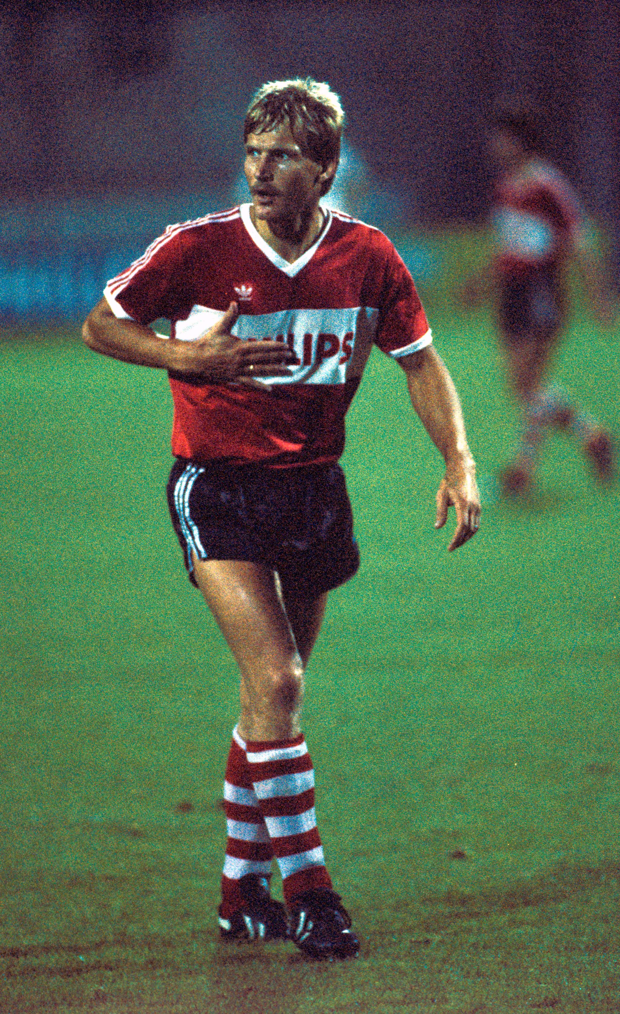 LEGENDE I NEDERLAND: Hallvar Thoresen i aksjon for PSV Eindhoven i 1985.