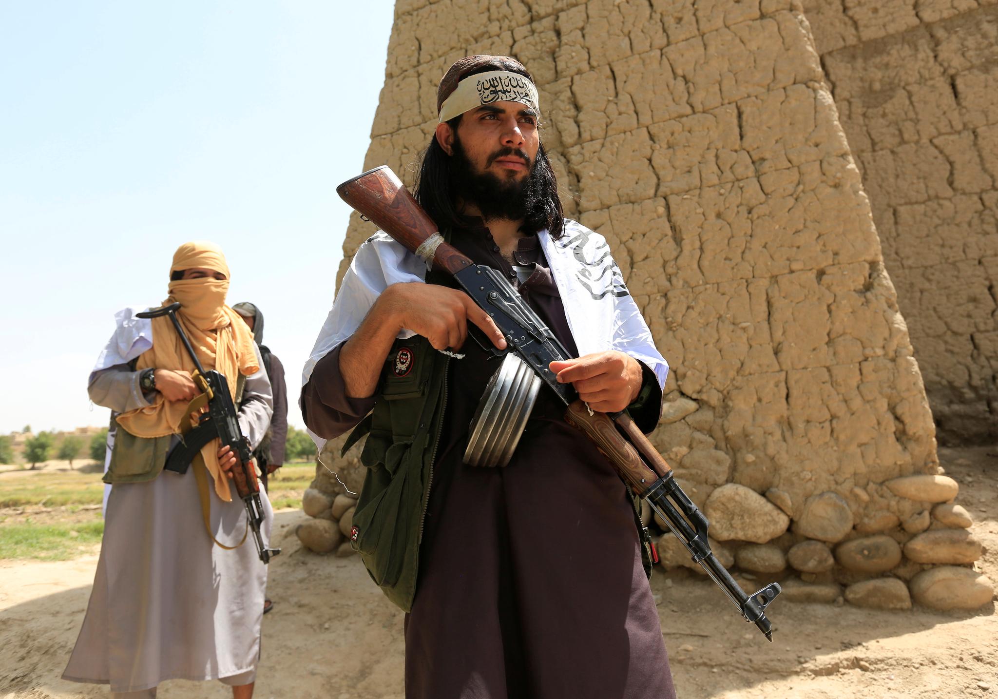 Taliban-medlemmer i Ghanikhel-distriktet i Nangarhar-provinsen feirer den korte våpenhvilen som ble inngått i juni.