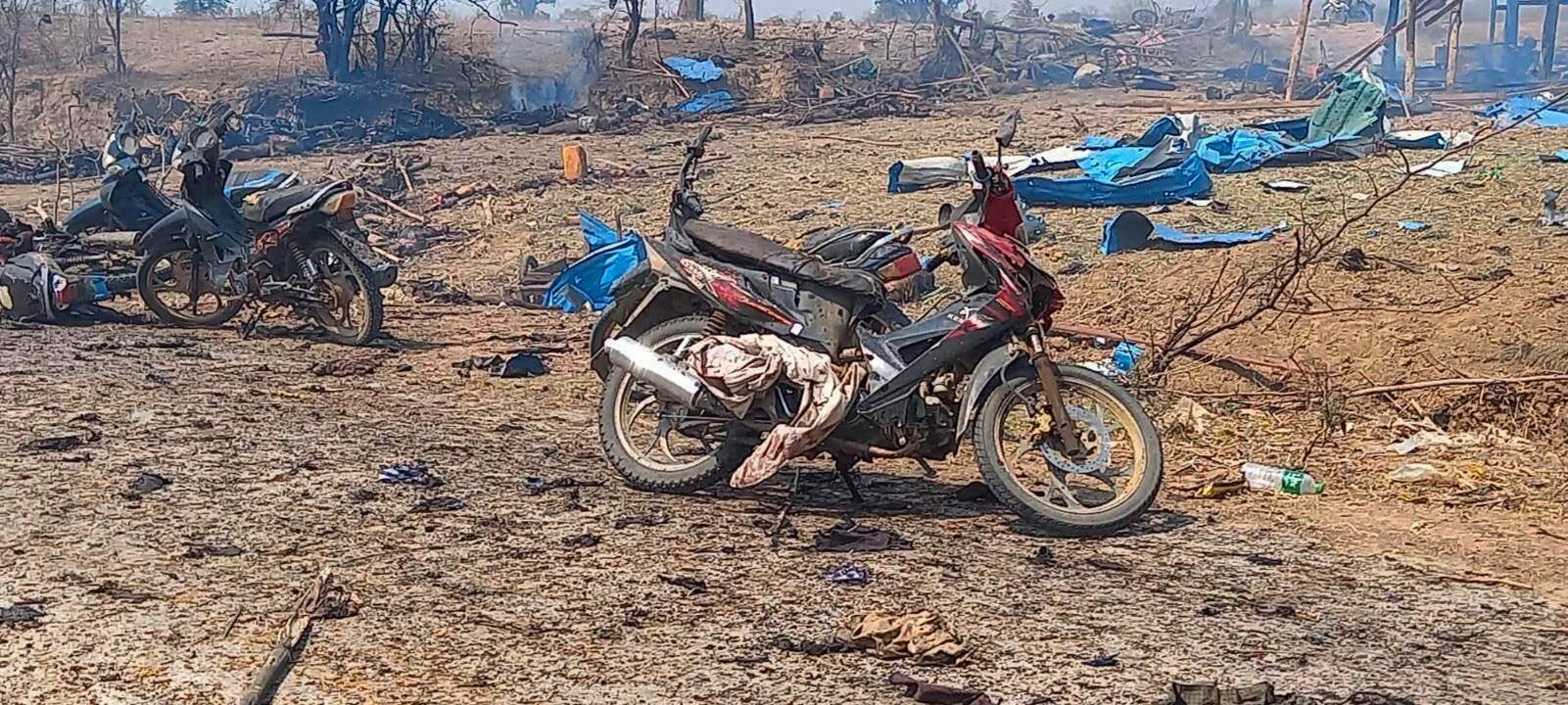 Minst 130 mennesker, kanskje så mange som 160, ble drept da militærjuntaen i Myanmar angrep landsbyen Pazi Gyi med kampfly og helikoptre. 
