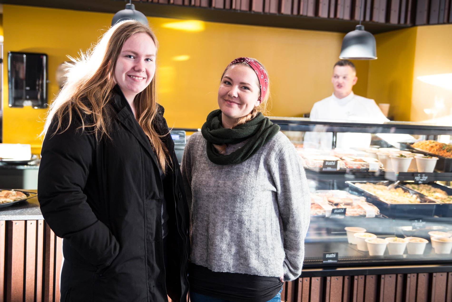 UiA-studentene Elena Lislevand (t.h) og Margrethe Haaland (t.h) rakk ikke gratis sushi, men hygget seg likevel under åpningsdagen av Vilhelm Krags Hall. 