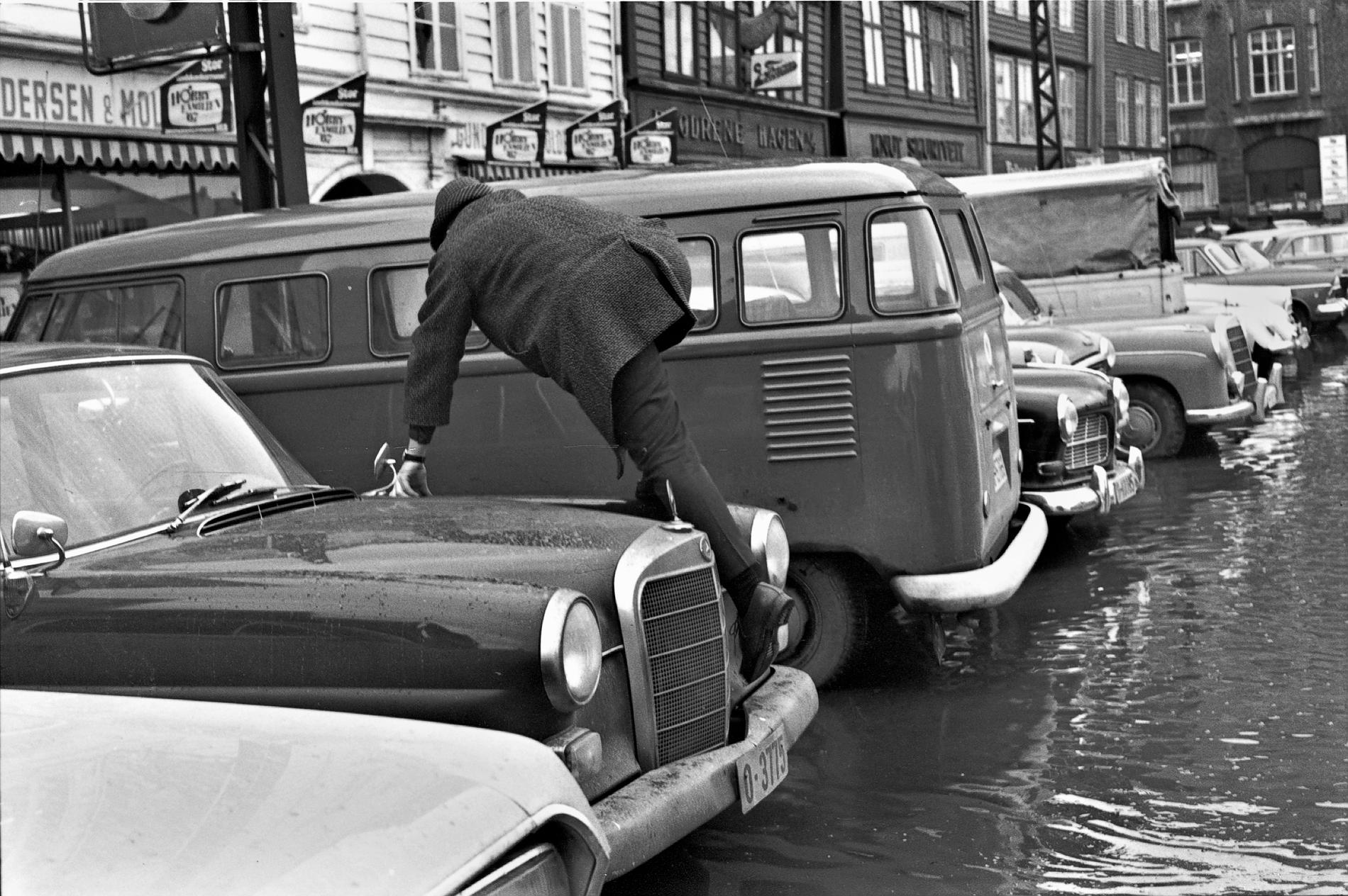 I mars 1967 kom en av de verste springfloene i Bryggens historie. Butikkene sto under vann, de historiske bygningene også.