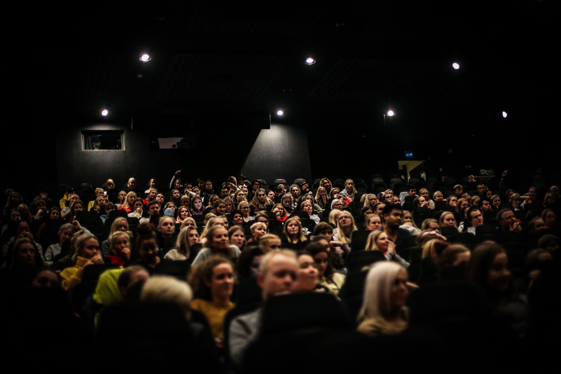Over 200 møtte opp på Kristiansand kino fredag kveld for å få med seg førpremieren på «Battle», og møte skuespillerne.