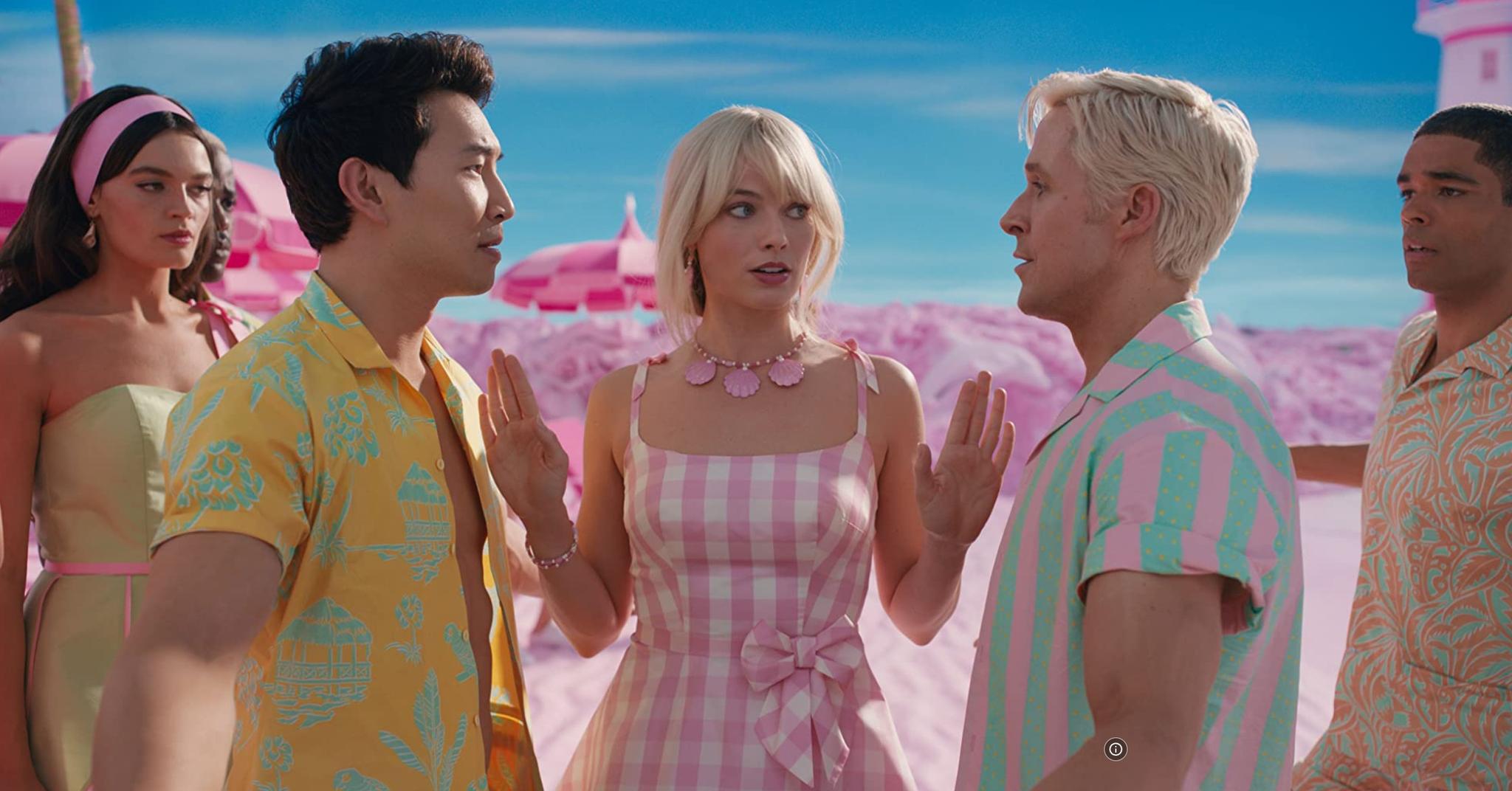 Barbie (Margot Robbie) prøver å megle mellom de to Ken-ene, spilt av Simu Liu (t.v.) og Ryan Gosling (t.h.)