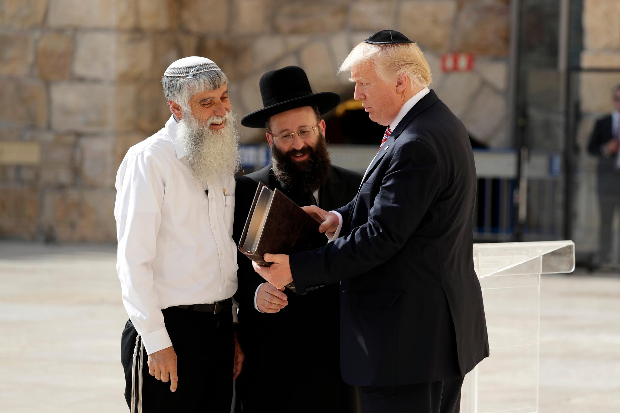  Donald Trump ble mandag den første sittende amerikanske president som besøkte Klagemuren i Jerusalems gamleby, som ble okkupert av israel i 1967.