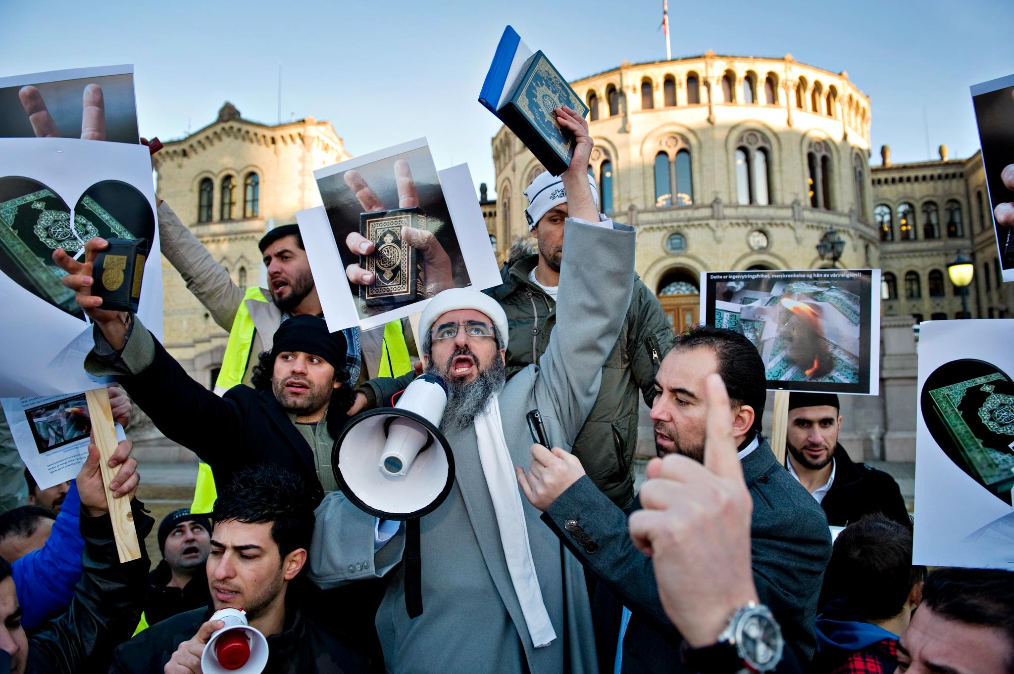 Mulla Krekar var blant demonstrantene som våren 2012 markerte sin misnøye med koranbrenning i Oslo sentrum. Krekar har vært i nyhetsbildet i godt over 15 år. 