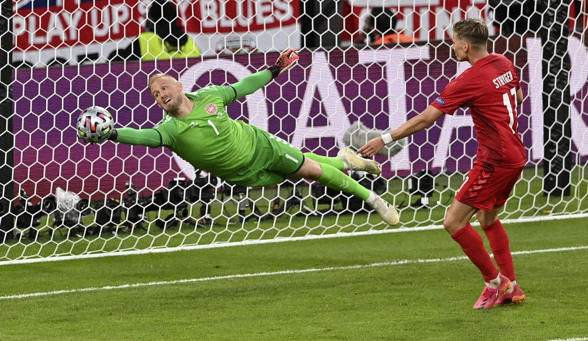 Danmarks Kasper Schmeichel med redning i semifinalen mot England.