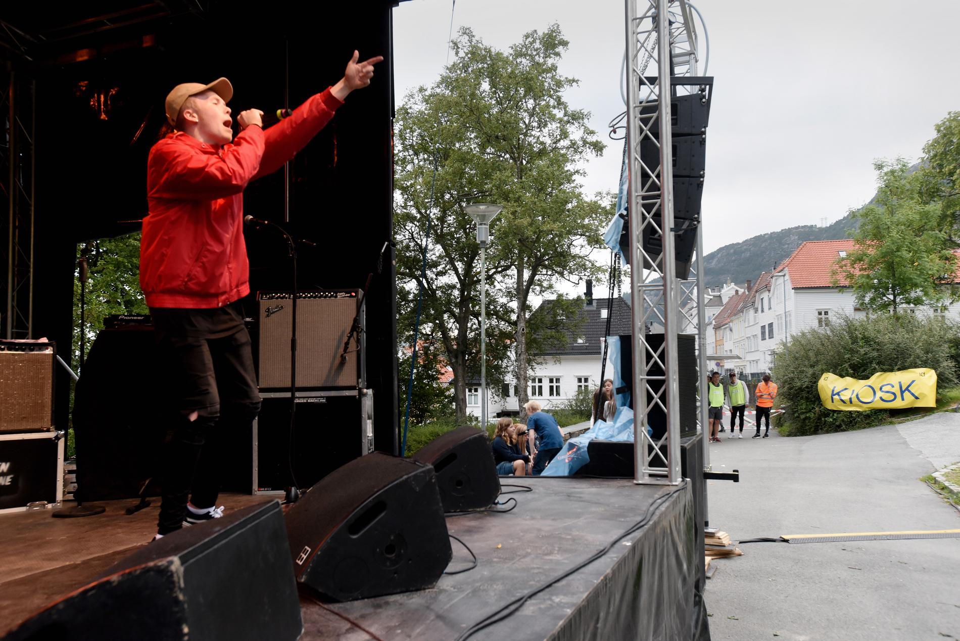 DÅRLIG VANE: Rapperne fra Loddefjord trakk flere unge til Varegg IL sin sankthansfeiring på Krohnengen.