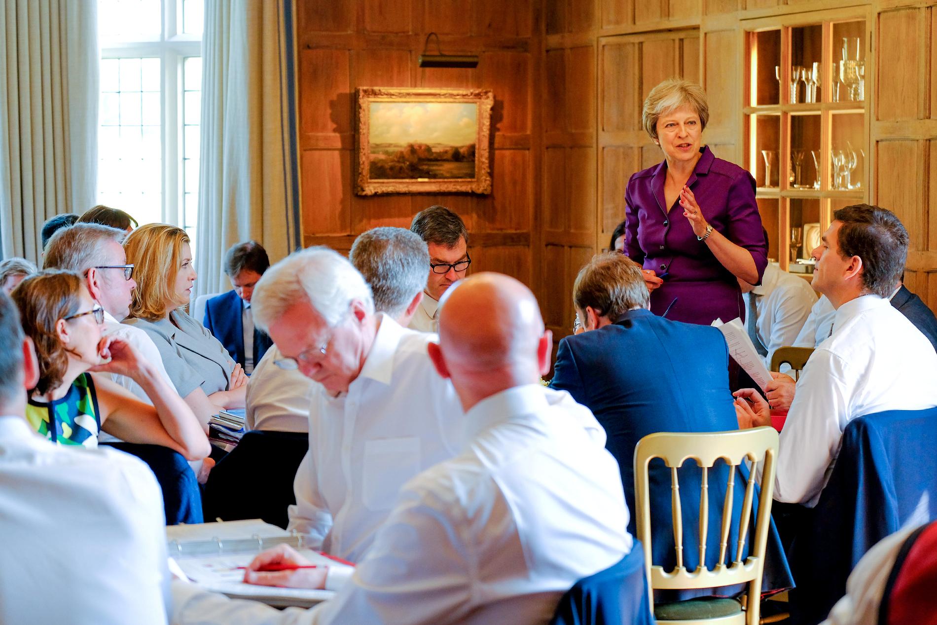 MØTE: Her møter Theresa May sin regjering for å diskutere landets brexit-strategi. 