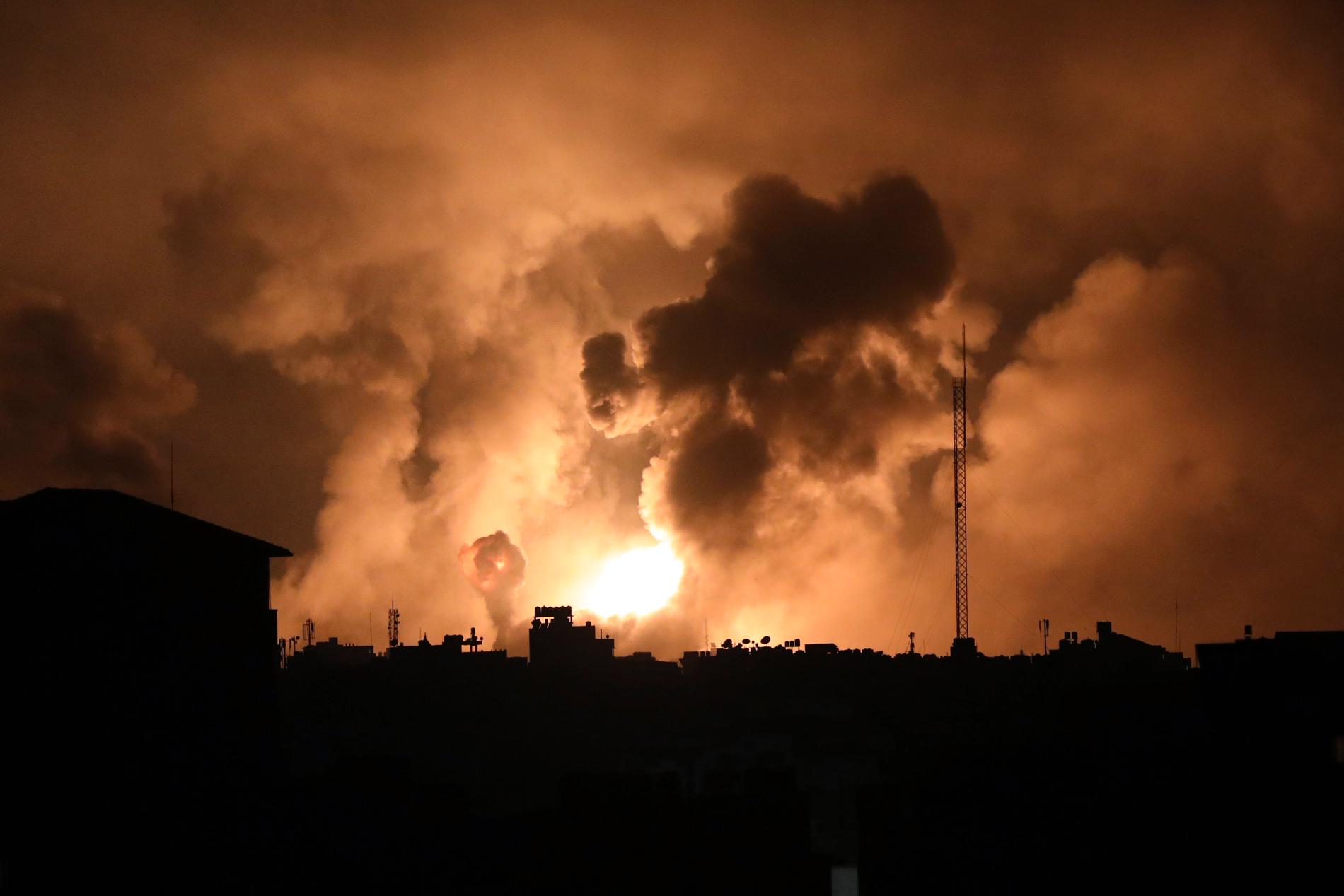 Samtidig som mobilnettet kollapset i Gaza fredag kveld trappet Israel kraftig opp sine luftangrep. Hundrevis av bygninger skal ha blitt lagt i grus. Foto: Abed Khaled / AP / NTB

 