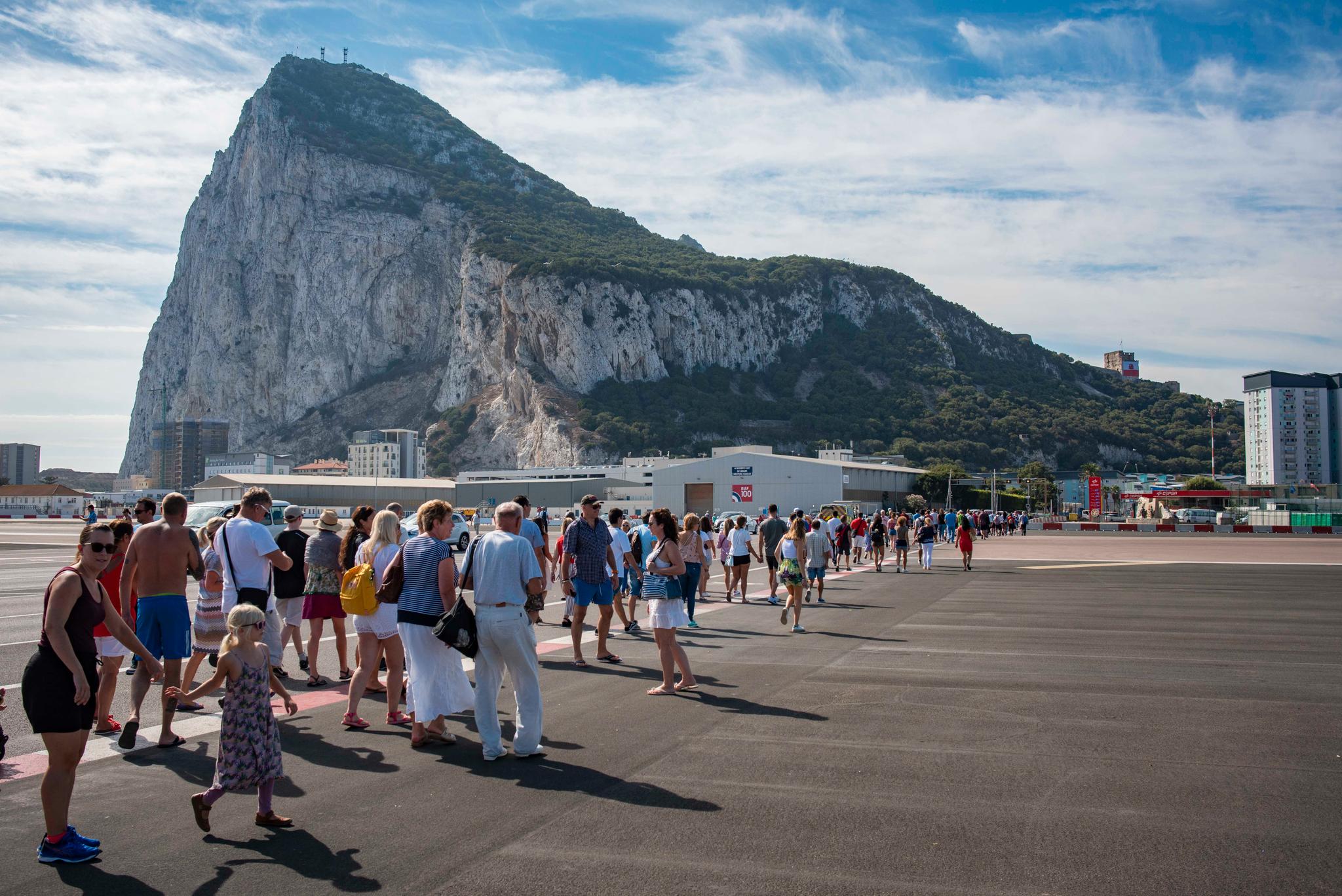 Hver dag kommer nesten 10.000 mennesker til Gibraltar for å jobbe. I tillegg kommer en rekke turister. Men Klippen er utenfor Schengen, og grensekontrollen er omfattende. Noen ganger er spanske tollmyndigheter «vrange» av politiske hensyn.