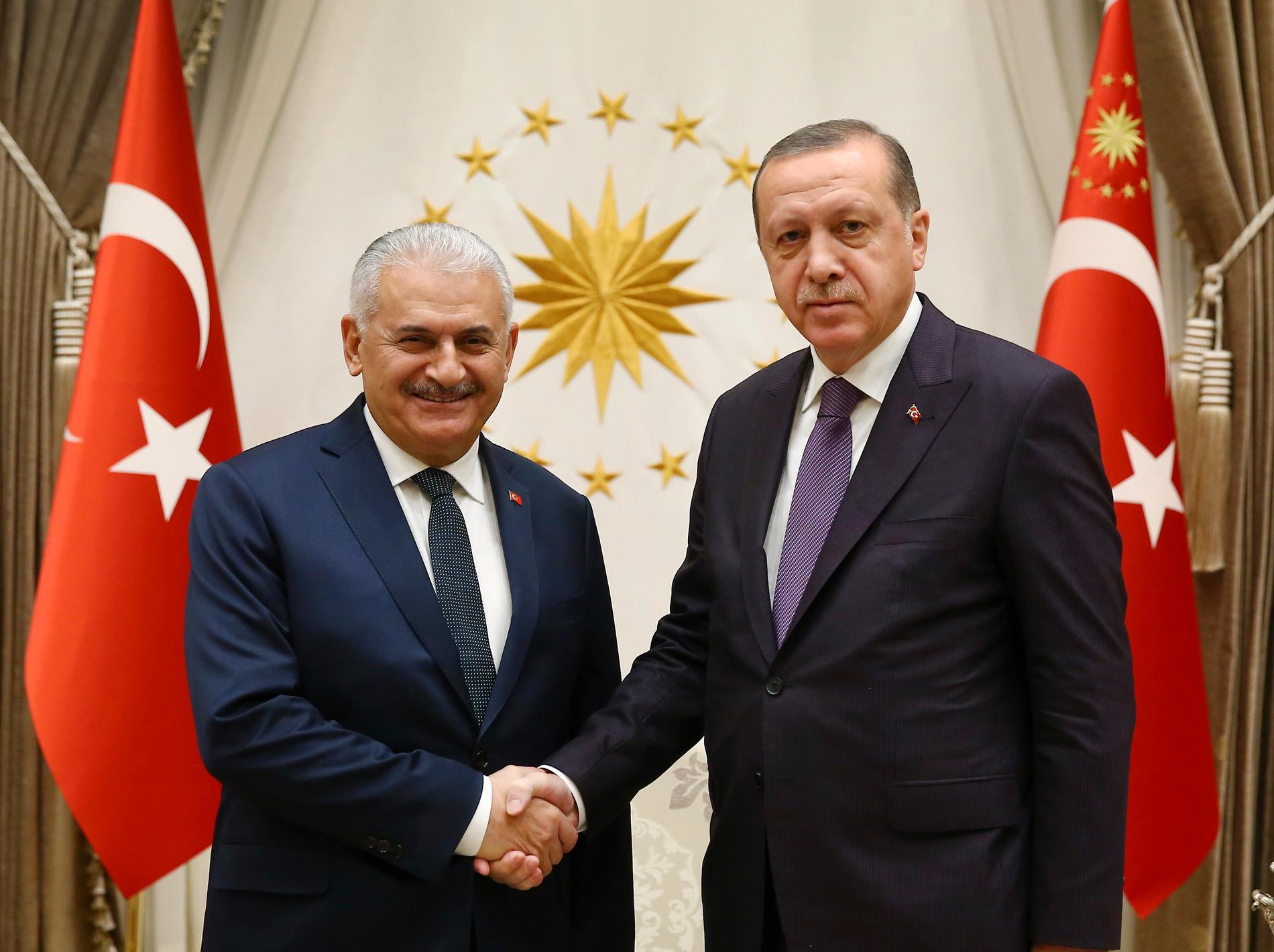 Tyrkias president Recep Tayyip Erdogan (t.h.) hilser på statsminister Binali Yildirim fredag. Foto: Kayhan Ozer / Pool via AP / NTB scanpix