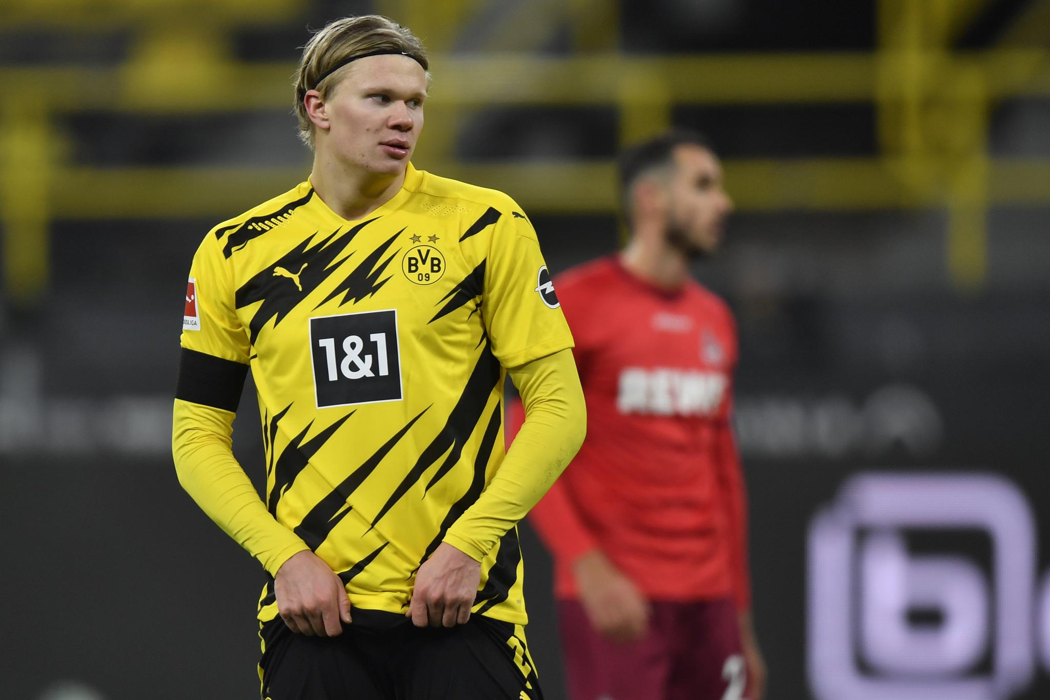 RÅDES TIL Å BLI: Erling Braut Haaland rådes til å bli værende i Borussia Dortmund. Her fra en kamp mot Köln i november 2020. 