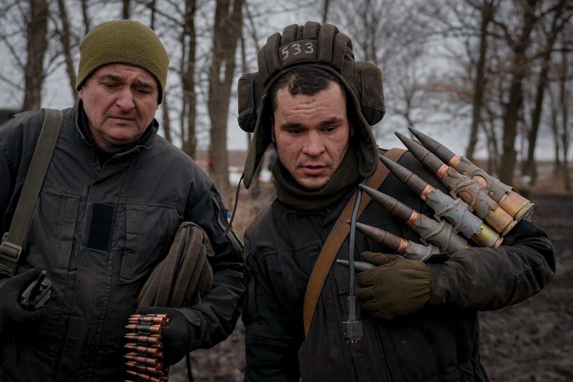 Ukrainske regjeringssoldater nær fronten mot de separatistkontrollerte områdene i Donetsk i Øst-Ukraina. F