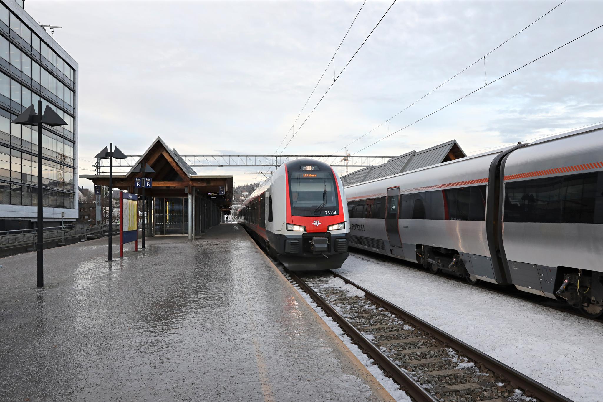 Et Flirt-sett møter et flytog på Skøyen stasjon.
