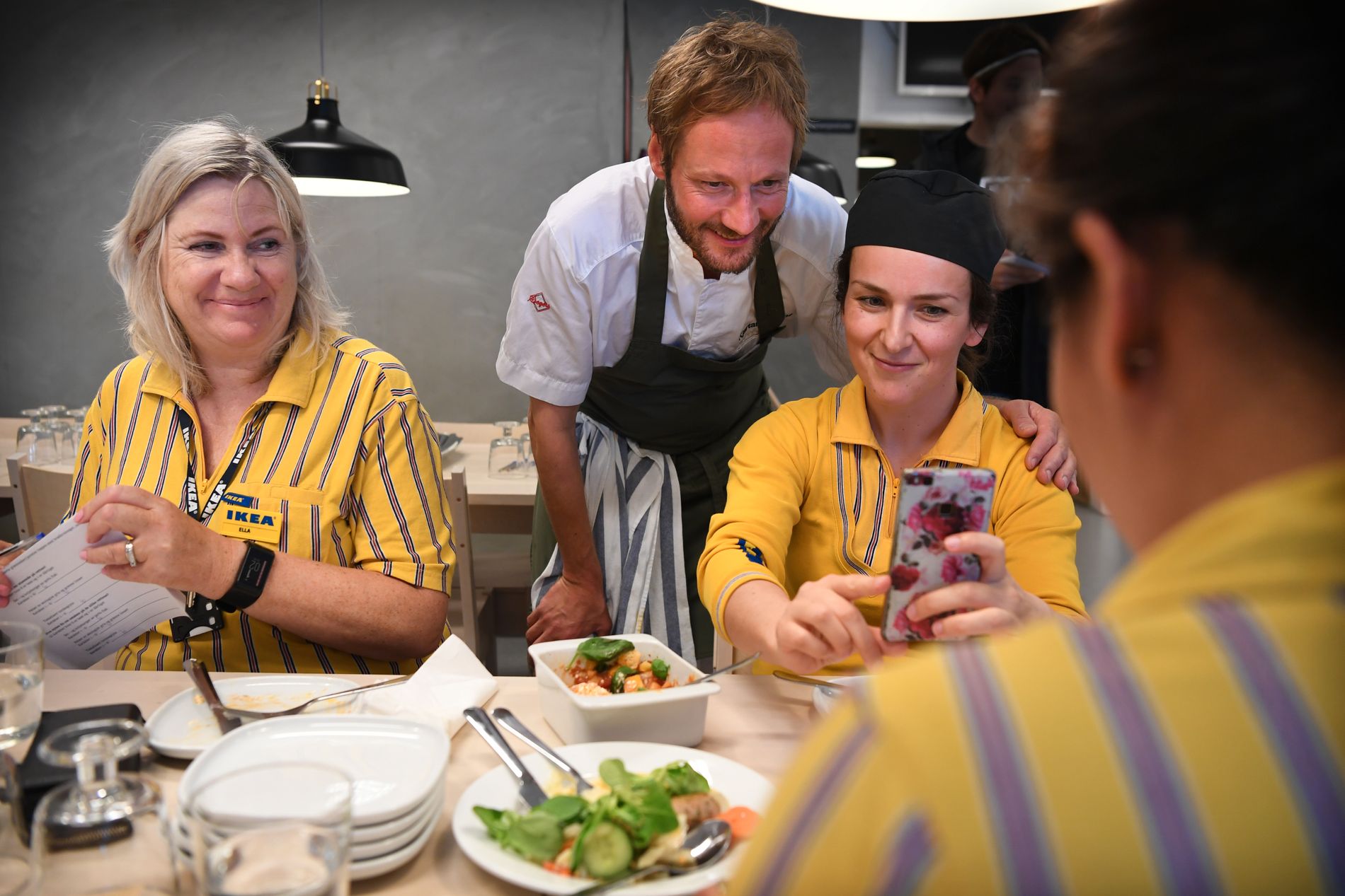 Gourmetkokk Kjartan Skjelde har blant annet utviklet en fiskeburger for IKEA. Han er også med på å sette sammen menyen til Pizzaco.  