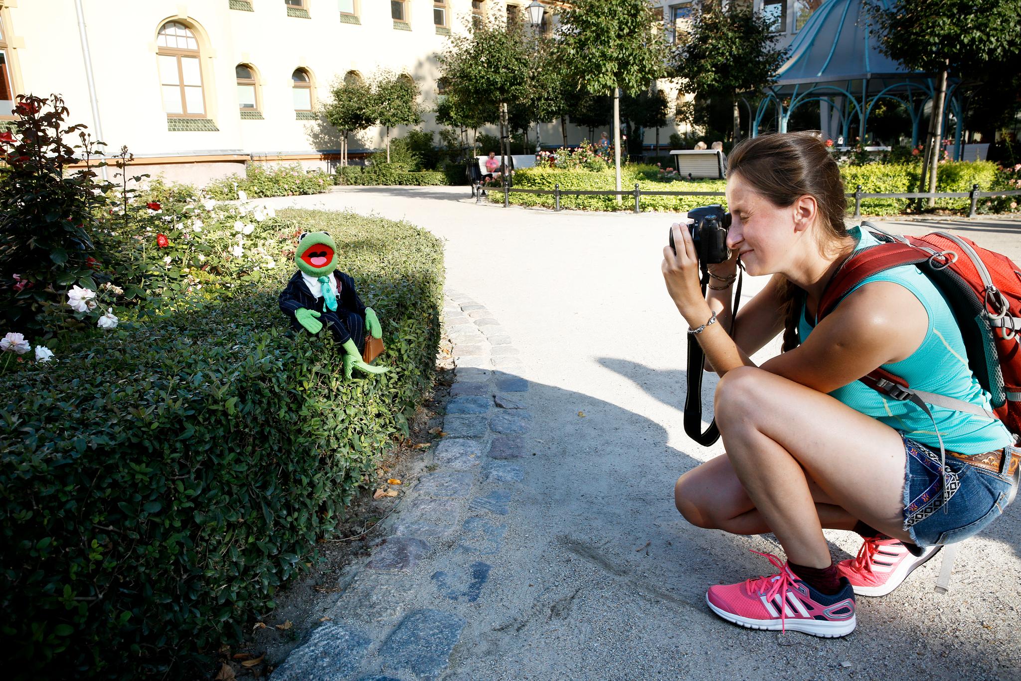 TOK MED FROSKEN: Zazia Gabiga (29) kjøpte Kermit på en second hand-sjappe. Den fikk bli med henne og kjæresten Robert Gulewicz (30) på en ukes ferietur til Sopot. Kermit er fotogen og blir dermed fotografert i parken.
